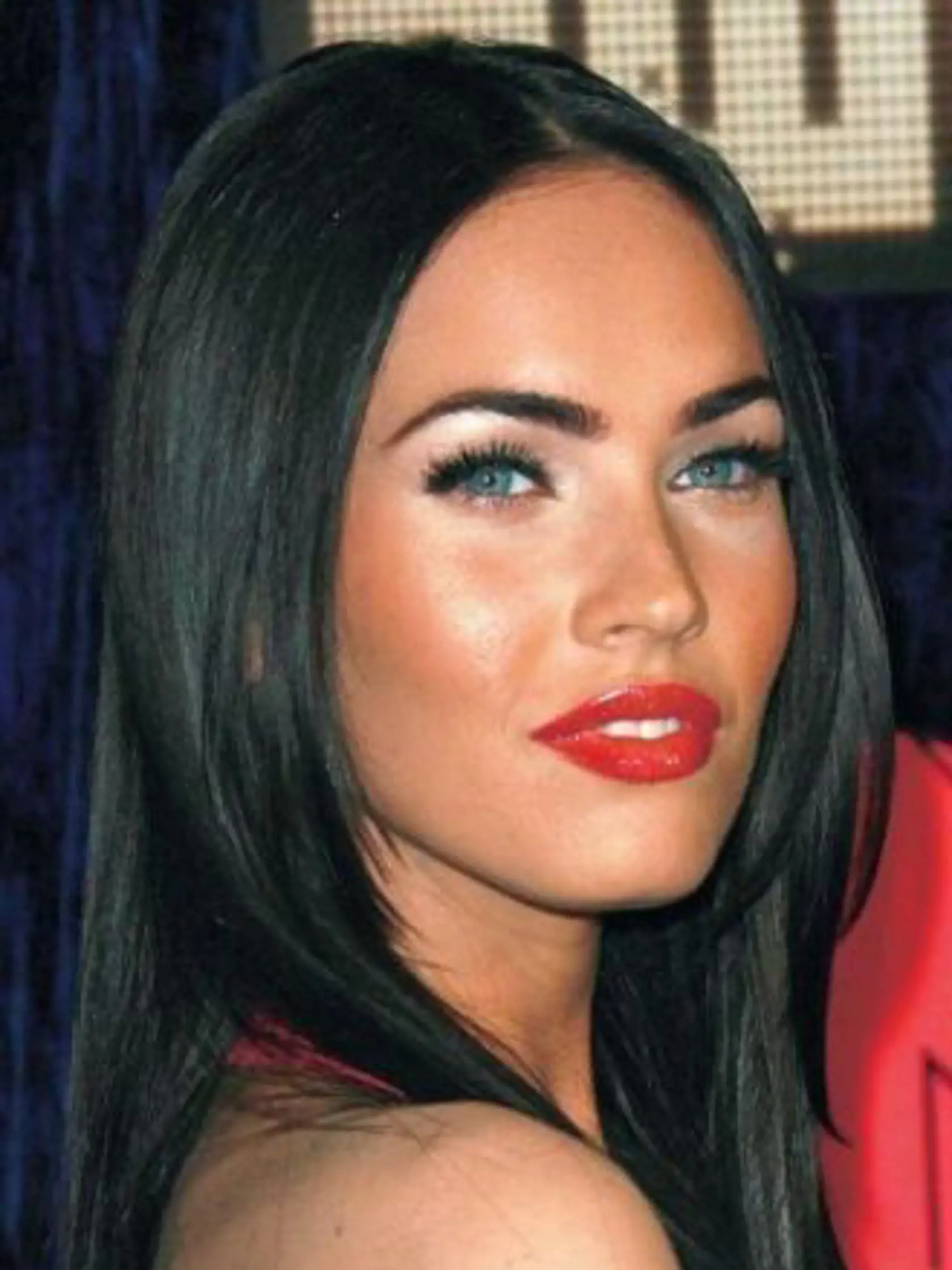 Megan Fox to trochu s líčením prehnala.