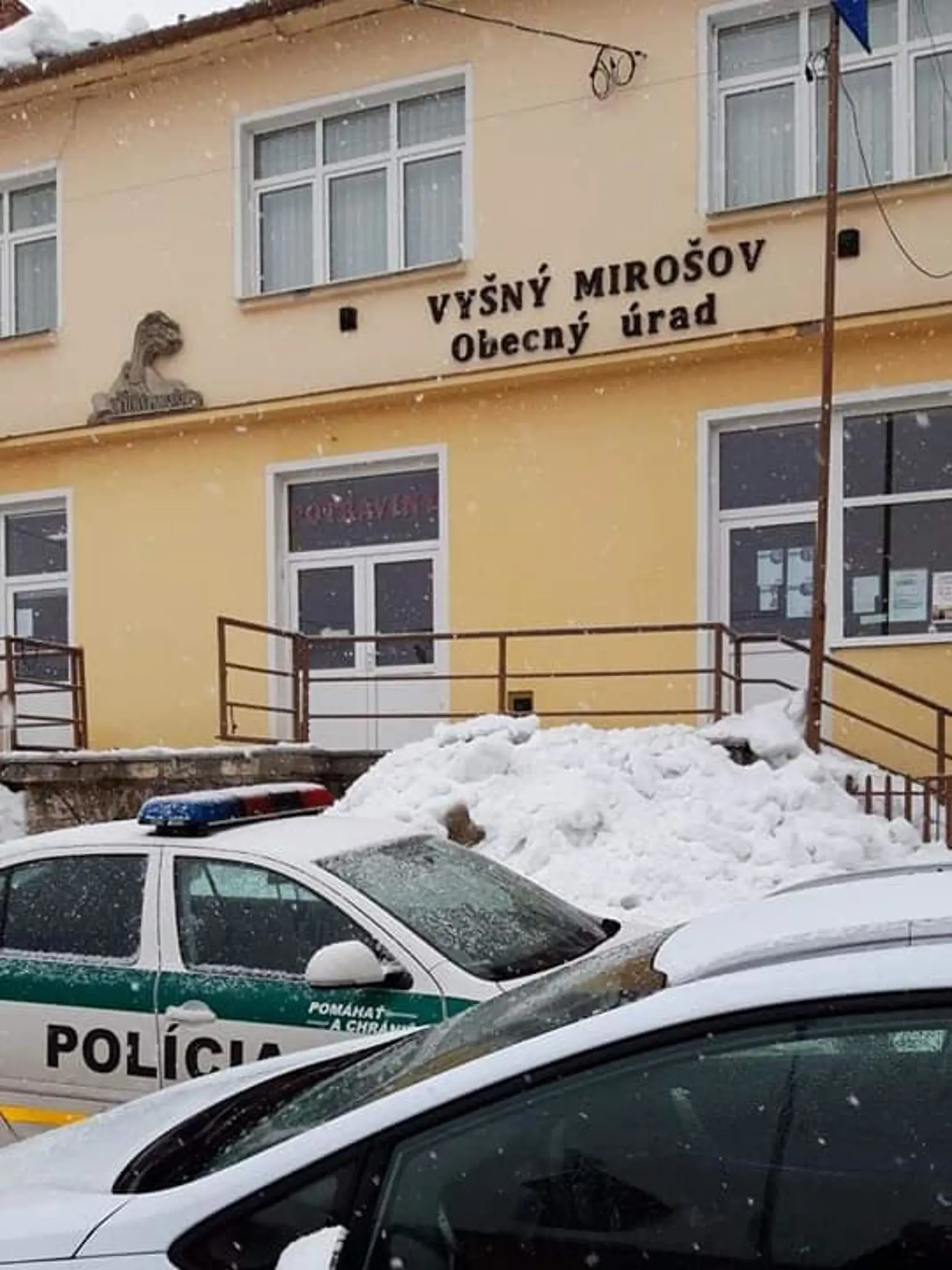 Policajti si na obecnom úrade vo Vyšnom Mirošove často podávajú kľučky.