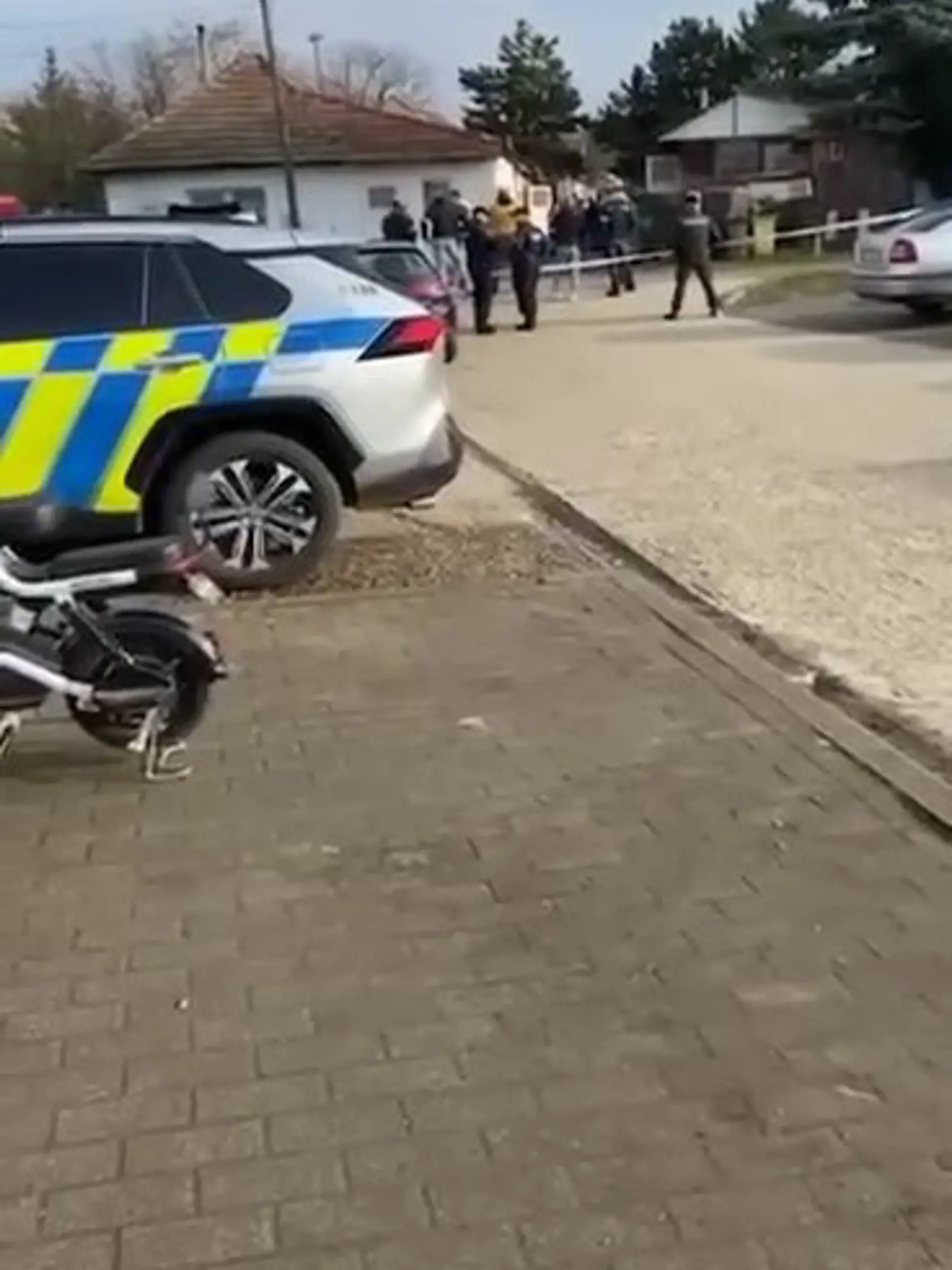 Zásah policajných zložiek v obci Jelenec.