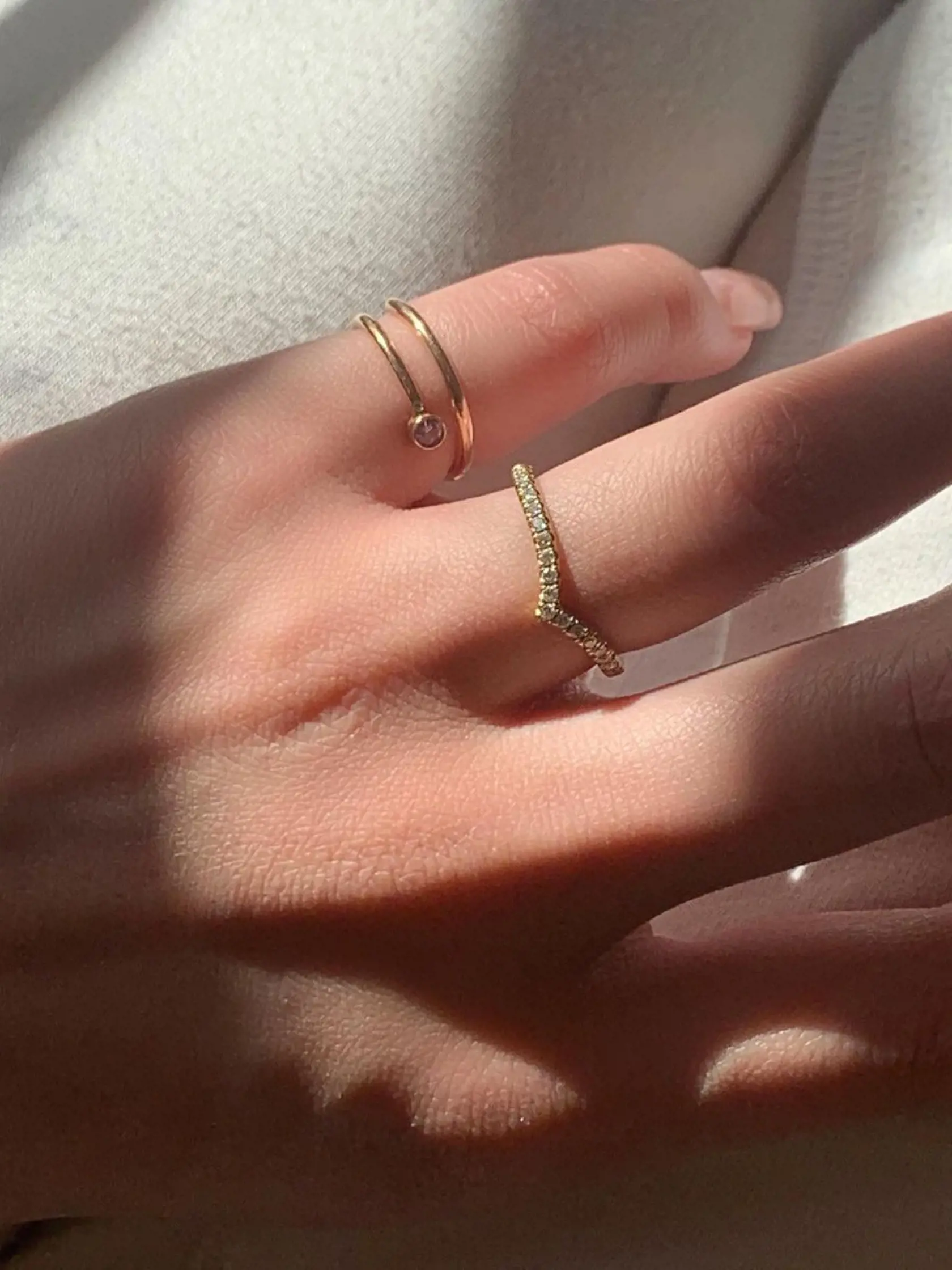 Duete Pinky Ring vyrába značka Shiffon a v striebornej verzií stojí 155 dolárov, pričom v zlatej s diamantom stojí 595 dolárov.