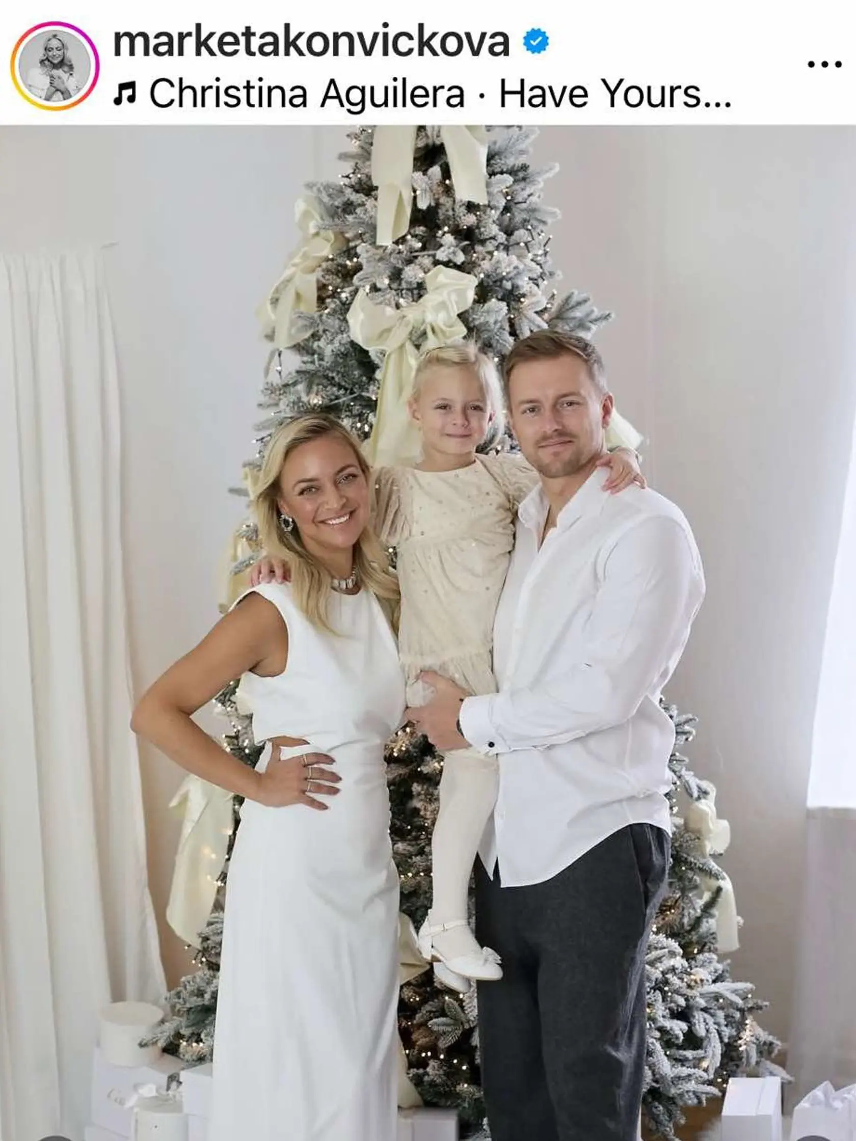 Vianoce celebrít: Na snímke speváčka Markéta Konvičková  rodinkou. 