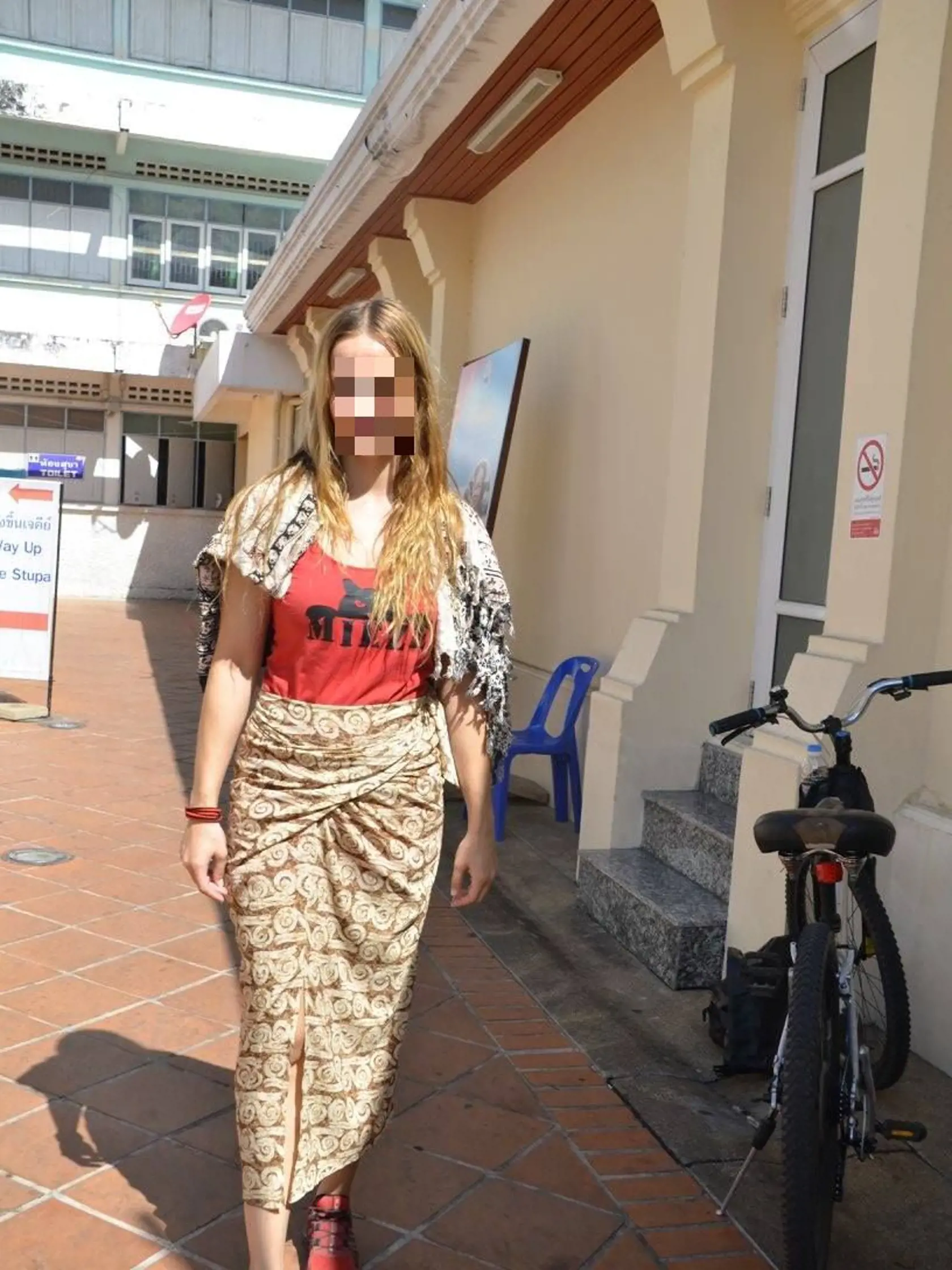 Adriana "vystrojená" na vstup do chrámu.