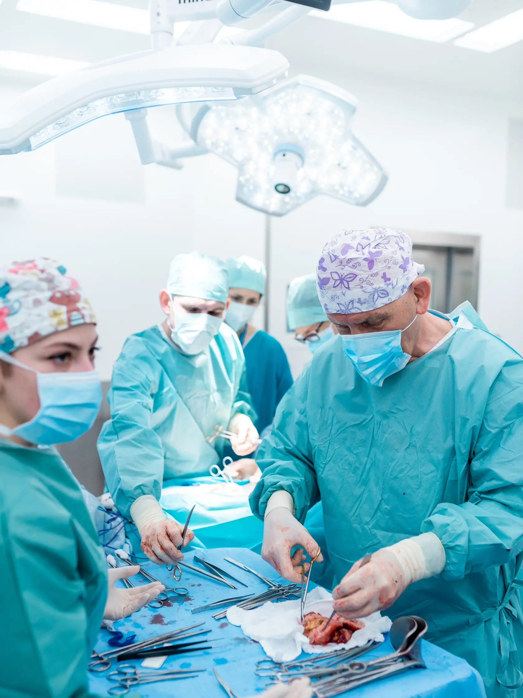 V Nemocnici Bory prebehli prvé operačné zákroky: 2. mája onkogynekologická operácia pod vedením MUDr. Mikuláša Redechu a 3. mája prvá robotická operácia onkochirurgického pacienta pod vedením prof. MUDr. Alexandra Ferka.