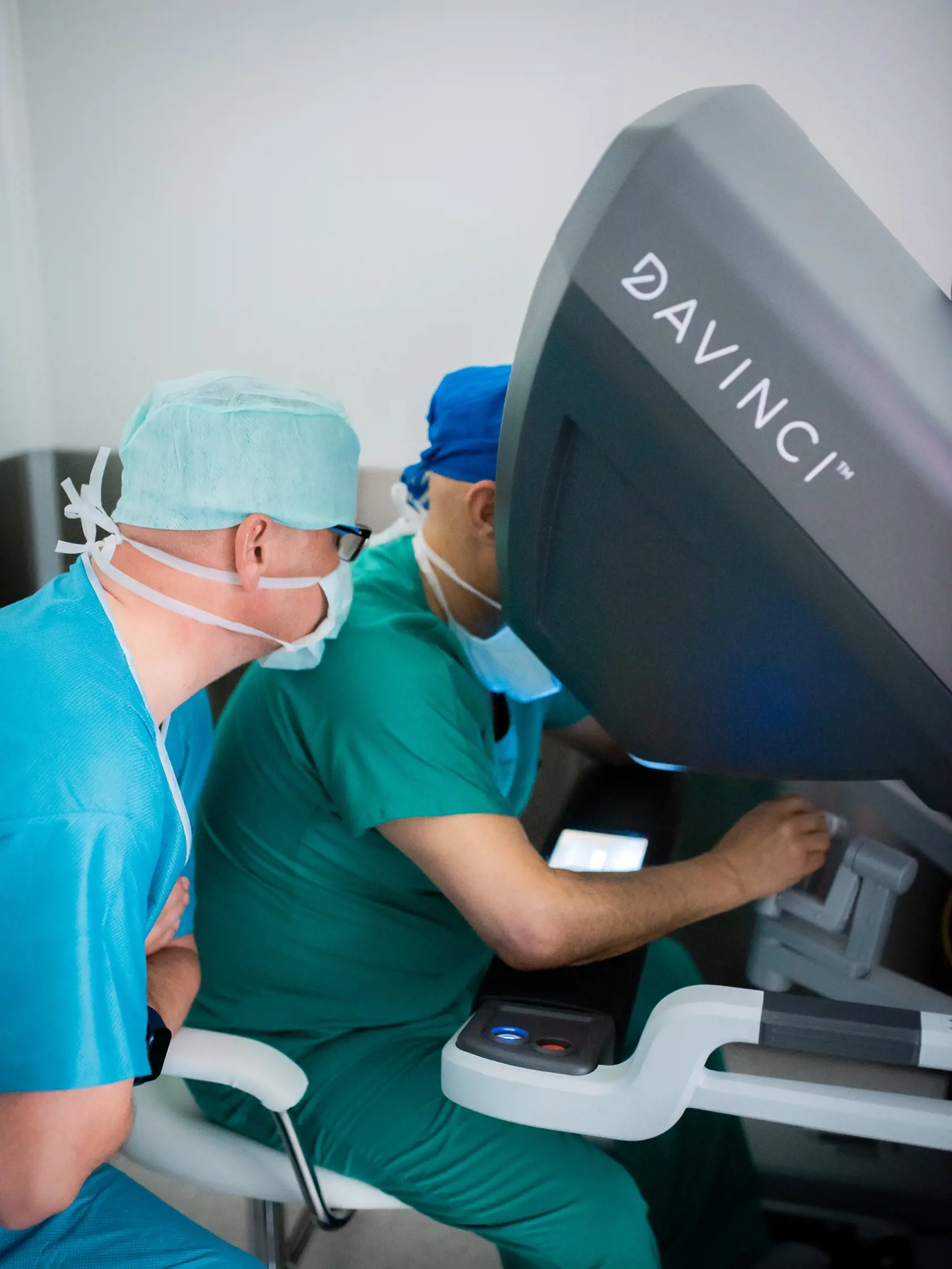 V Nemocnici Bory prebehli prvé operačné zákroky: 2. mája onkogynekologická operácia pod vedením MUDr. Mikuláša Redechu a 3. mája prvá robotická operácia onkochirurgického pacienta pod vedením prof. MUDr. Alexandra Ferka.