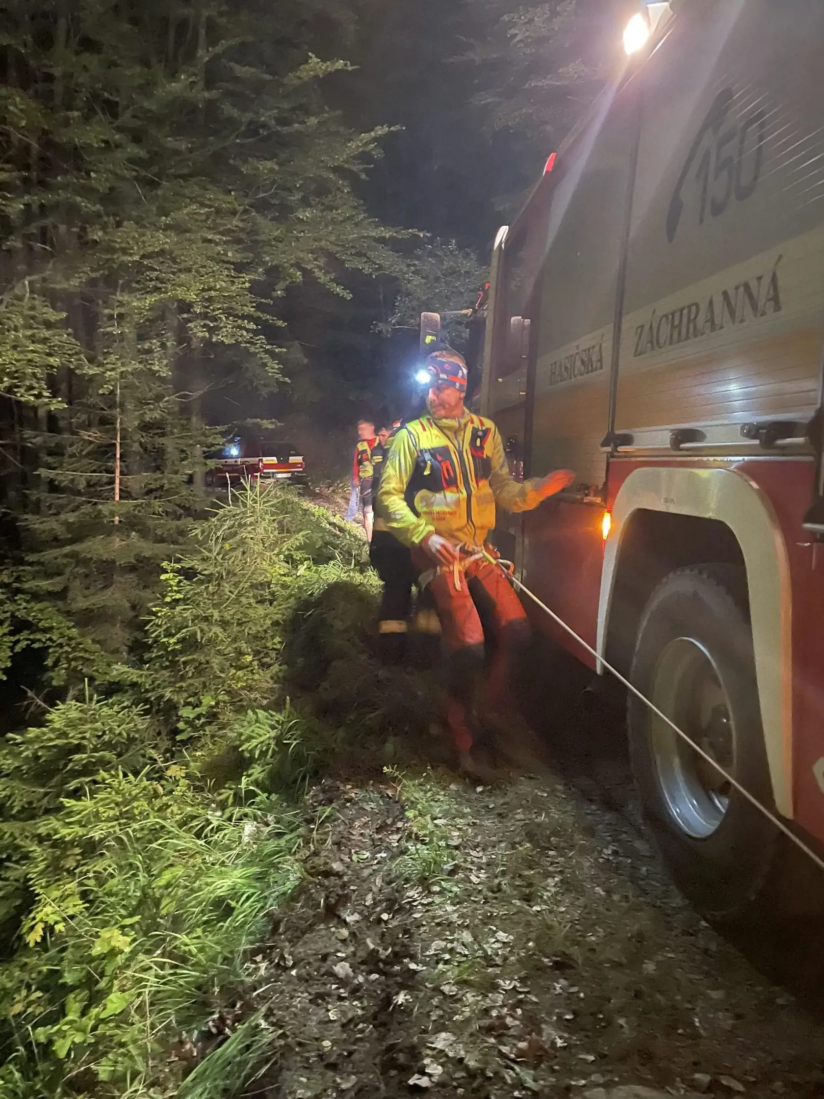 Horskí záchranári sa po príchode na miesto podieľali na vyprostení a transporte uviaznutej osoby. Žiaľ, u tejto osoby mohli príslušné zložky na mieste skonštatovať iba smrť.