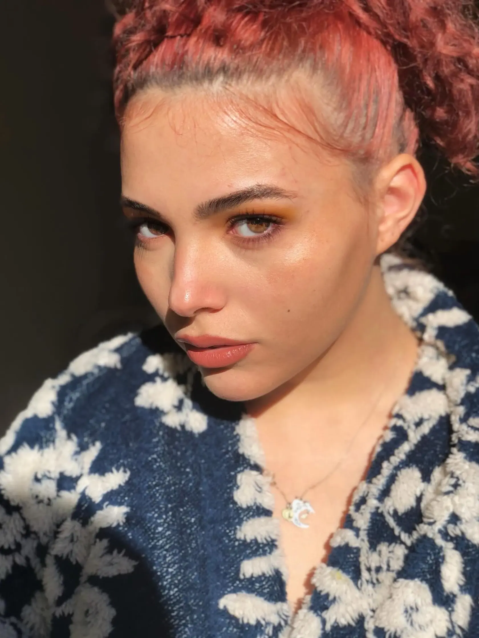 Dcéra speváka Davida Bowieho a modelky Iman. Krásu zdedila po mame, talent po otcovi.