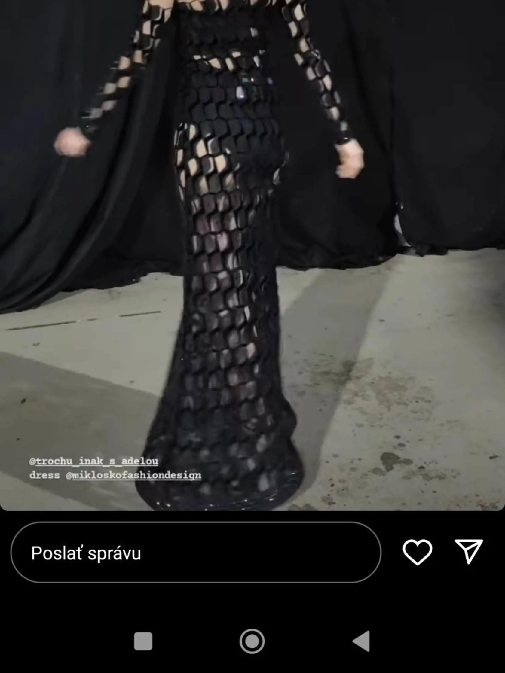 Adela v rafinovaných šatách sčasti odhalila aj svoje pozadie.