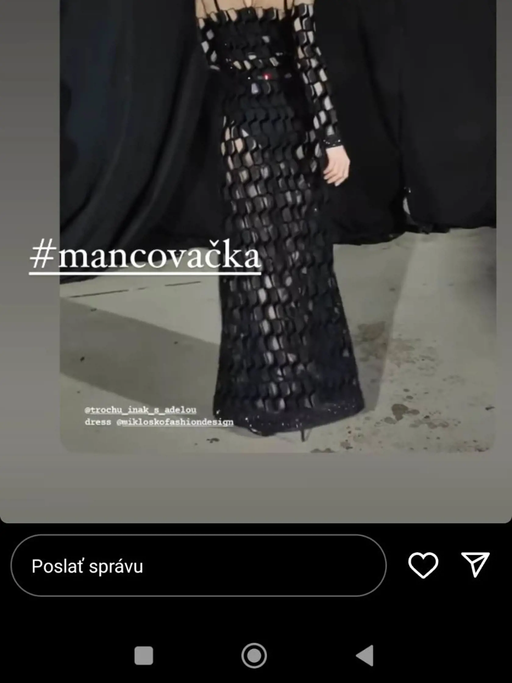 Adela v rafinovaných šatách sčasti odhalila aj svoje pozadie.