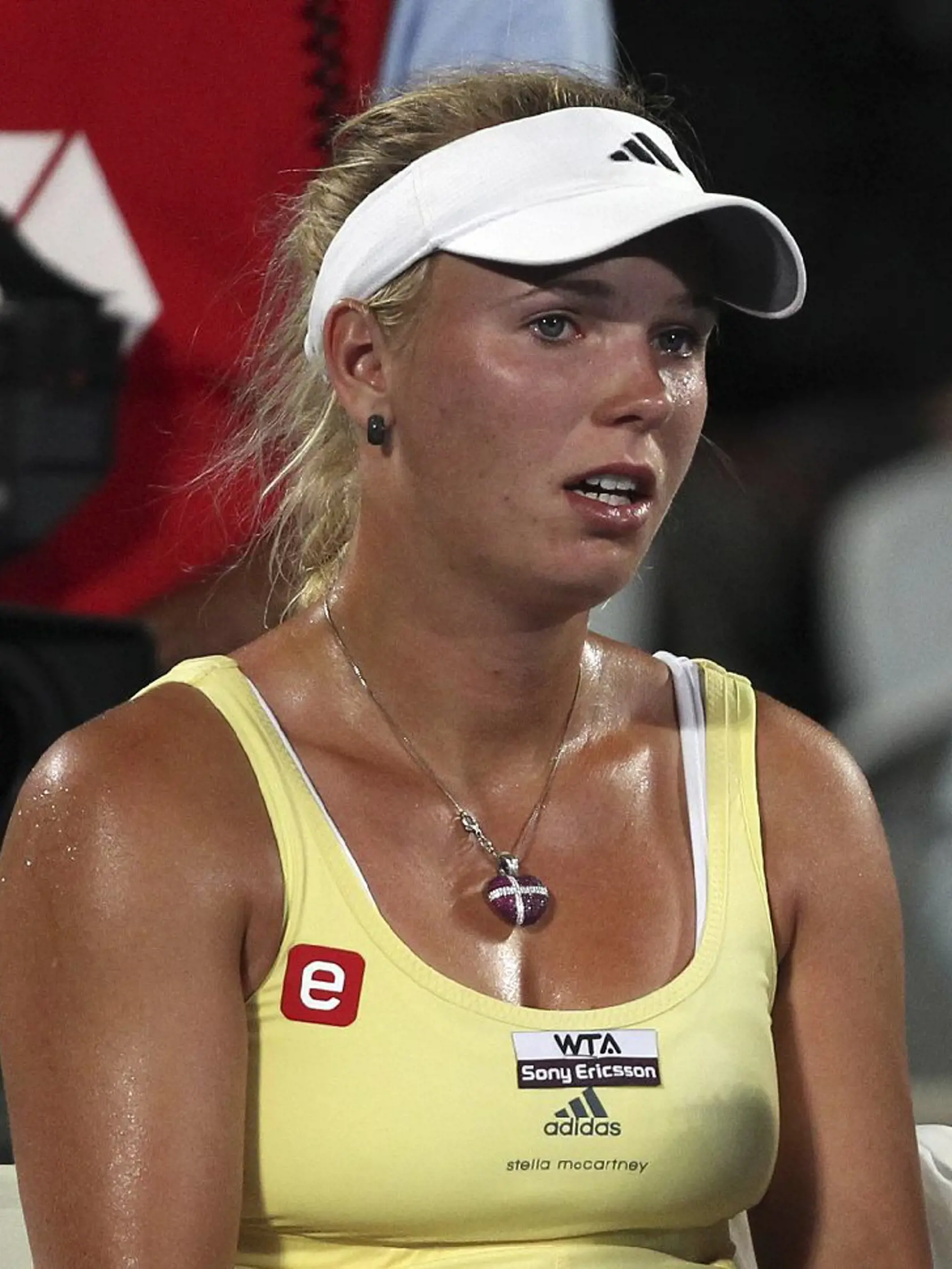 WA 3  Sydney  - Dánska tenistka  Caroline Wozniacka poèas zápasu ženskej dvojhry proti Po¾ke Agniezske Radwanskej na tenisovom turnaji WTA v austrálskom Sydney 11. januára 2012. Radwanska zvíazila v troch setoch 3:6, 7:5 a 6:2. FOTO TASR / AP     CORRECTS DATE - Caroline Wozniacki of Denmark reacts during her quarterfinals match against Agnieszka Radwanska of Poland at the Sydney International tennis tournament  in Sydney, Australia, Wednesday, Jan. 11, 2012. Radwanska won the match 3-6, 7-5, 6