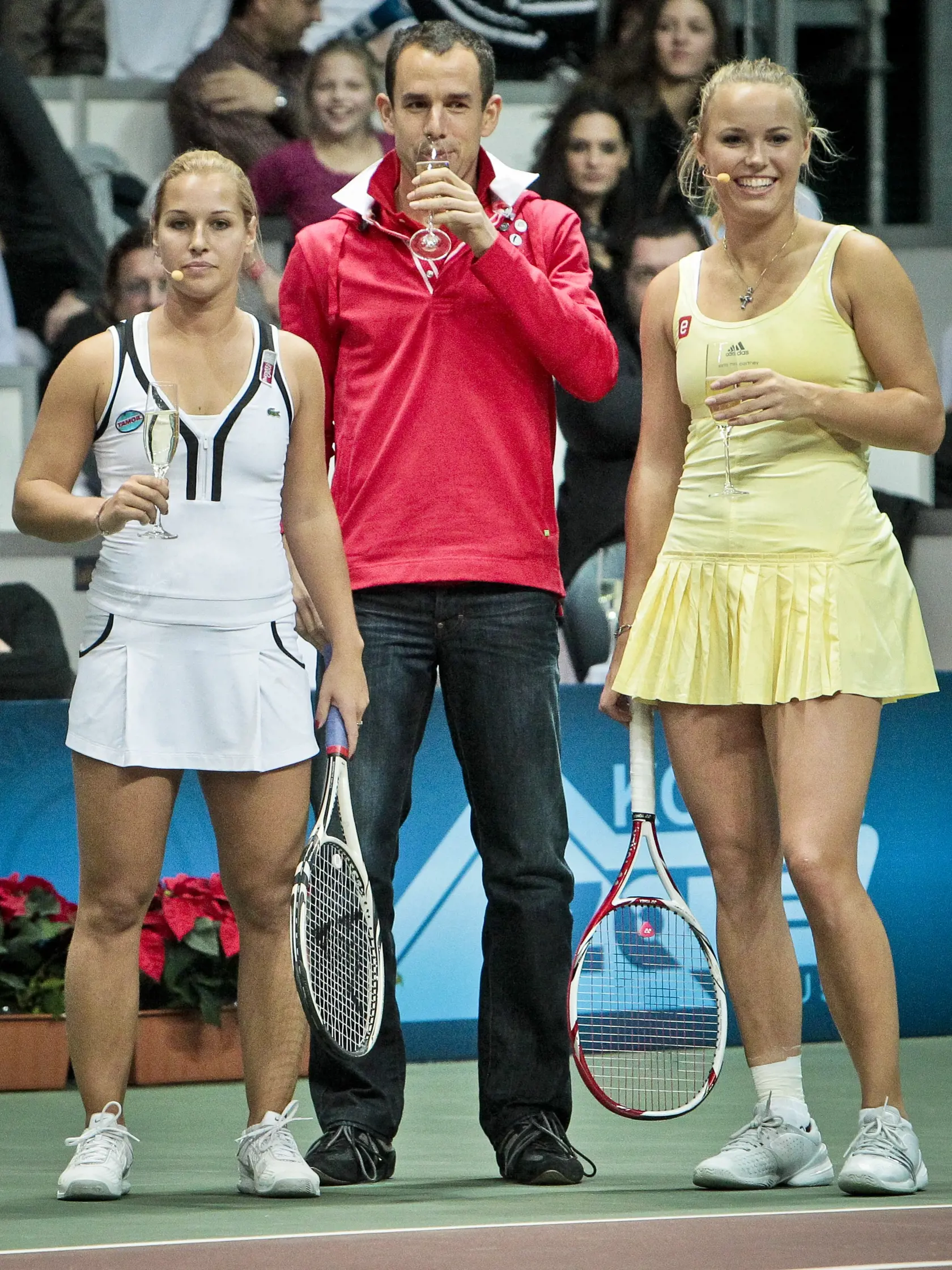 Na snimke zlava slovenska zenska tenisova jednotka Dominika Cibulkova, byvala slovenska muzska tenisova jednotka Dominik Hrbaty a svetova zenska tenisova jednotka Caroline Wozniacki pocas exhibicneho zapasu Tennis Classic.