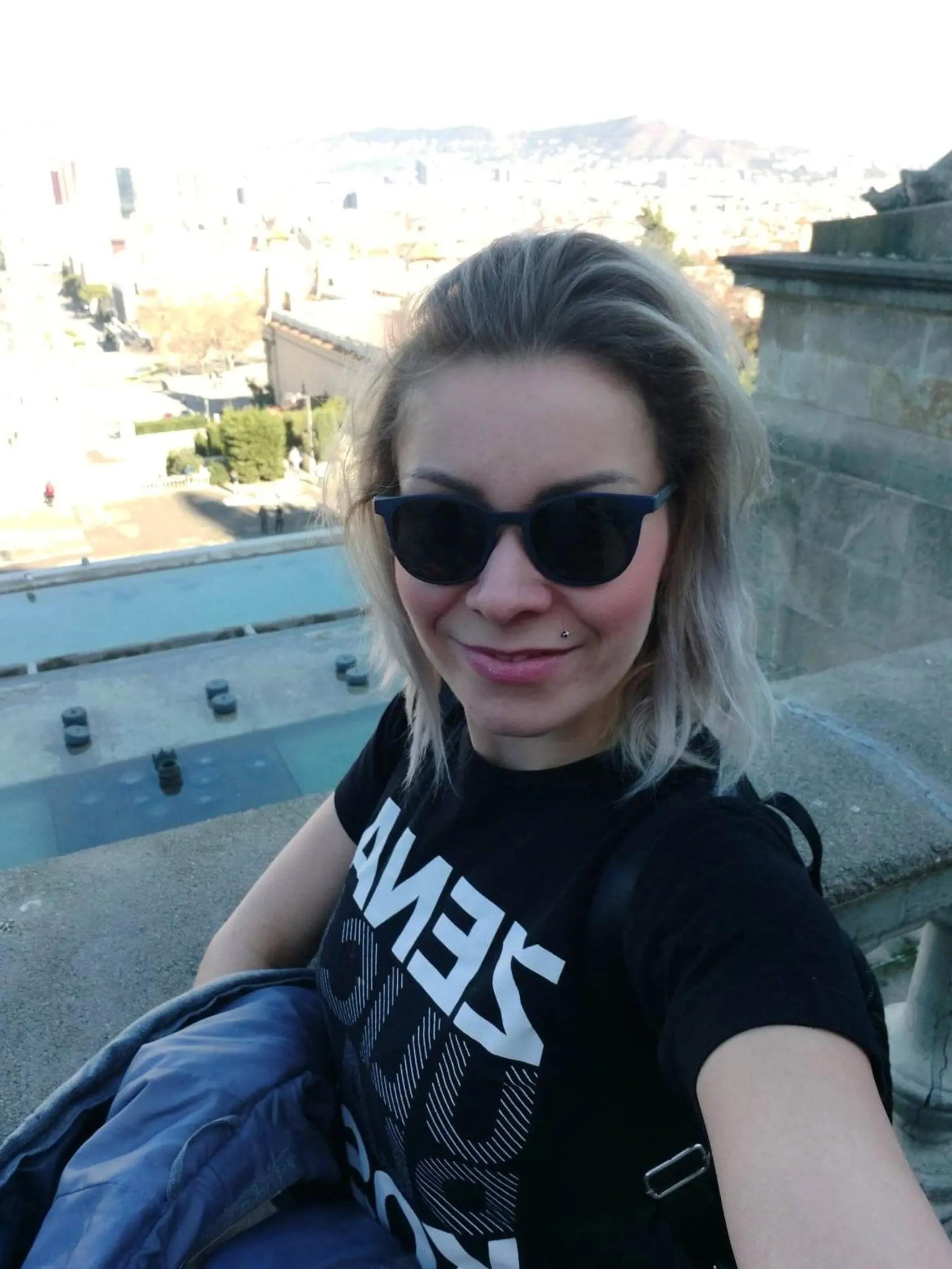 Petronela (28) Banská Štiavnica - Snažíme sa šetriť samozrejme na nafte, na nepotrebných veciach v domácnosti a hlavne na energiách - svieti sa len v miestnosti, kde sa niekto nachádza. Tiež sa snažíme znížiť spotrebu dreva, to znamená, že keď je vonku príjemne, stačí len temperovať a nie zbytočne prekurovať dom, ktorý potom aj tak vetráme.
