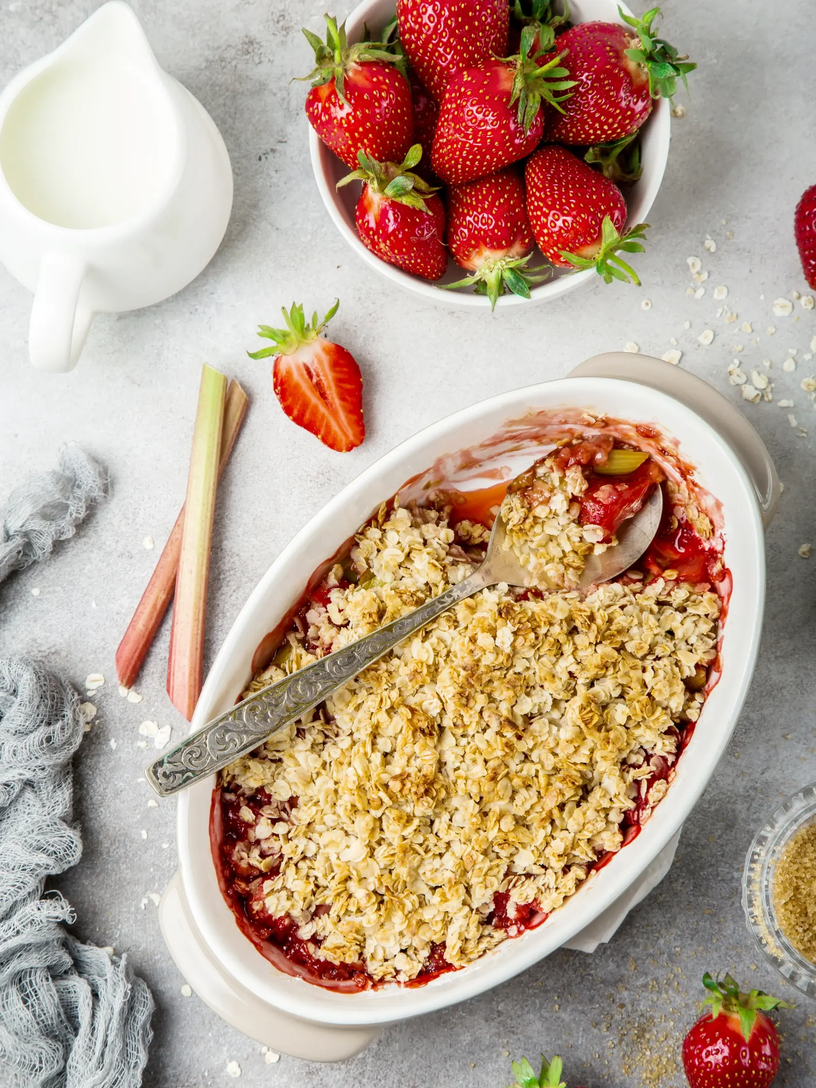 Rebarborovo-jahodové crumble