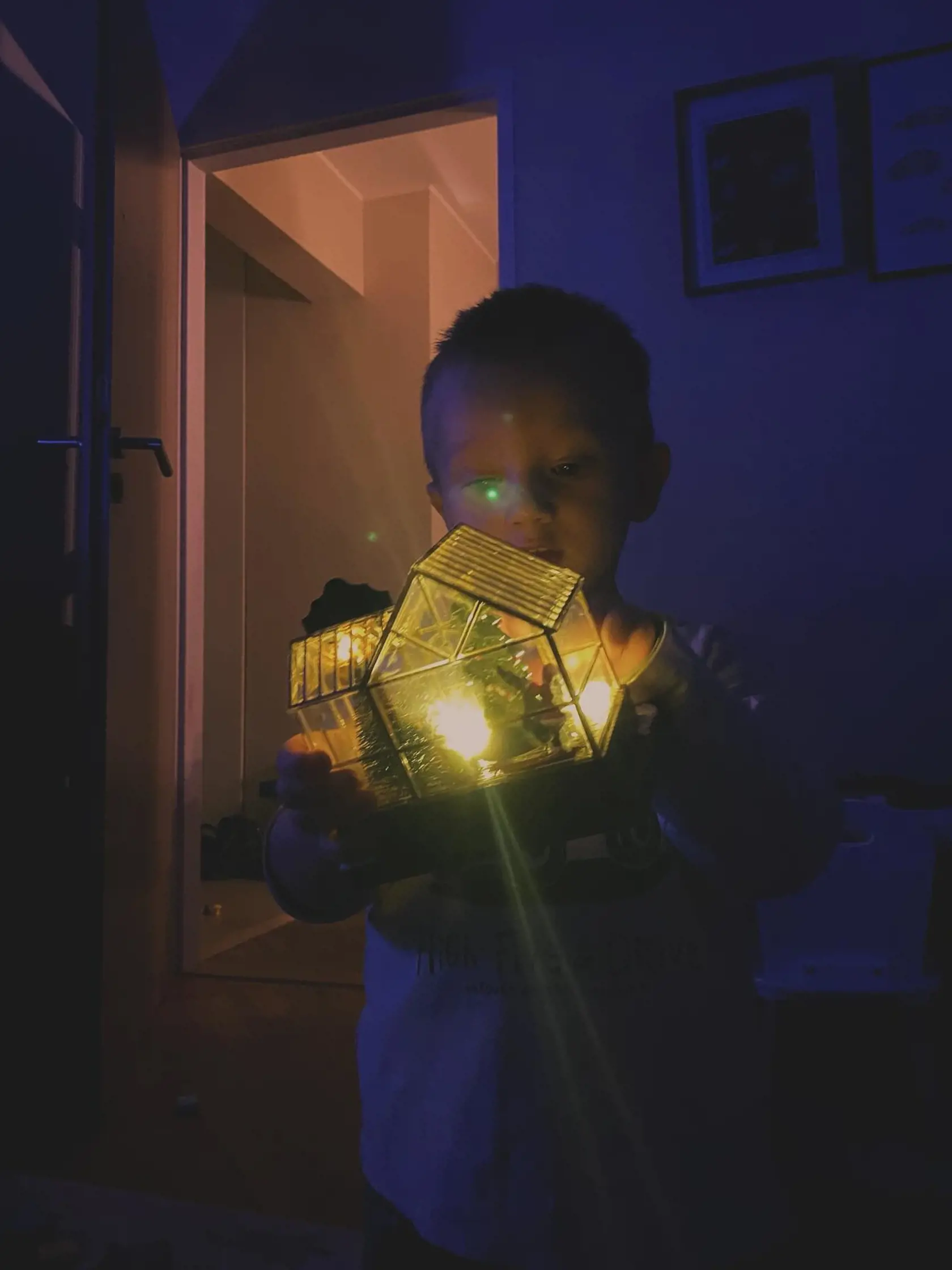 Malý človiečik má svoje potreby a čarovné svetelné dekorácie nemôžu chýbať.