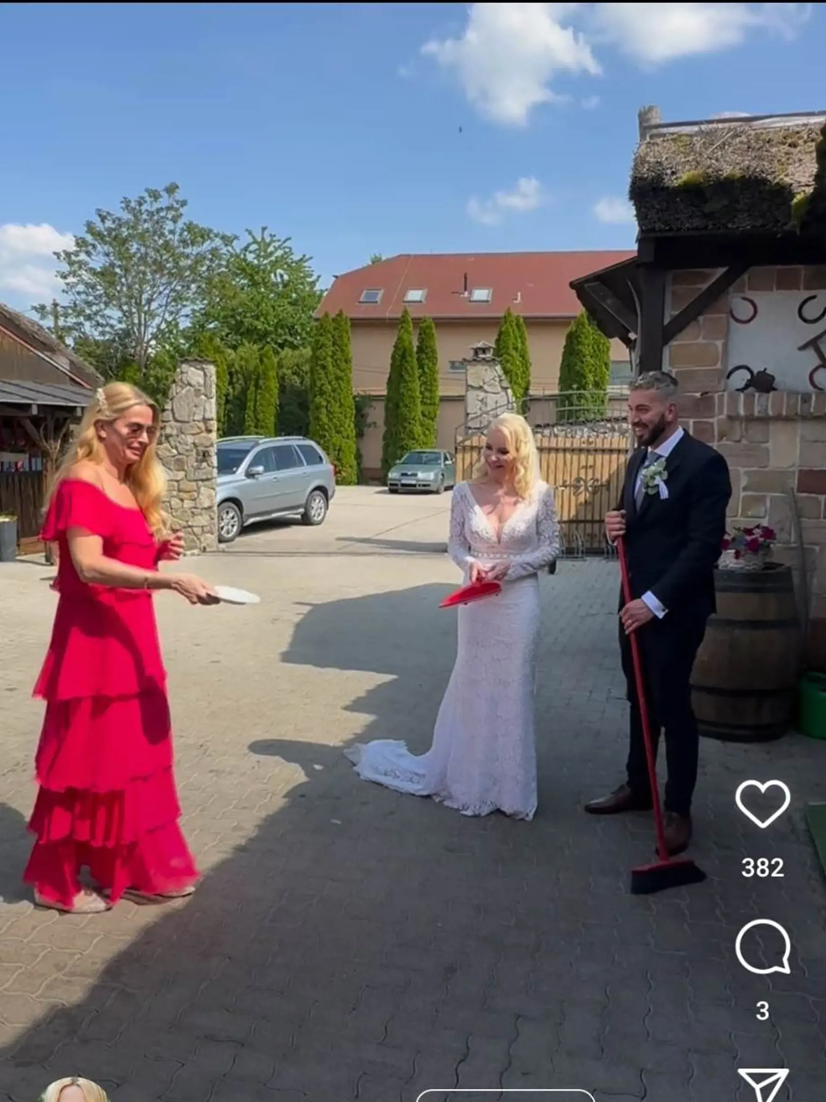 Marianna rozbila novomanželom tanier.