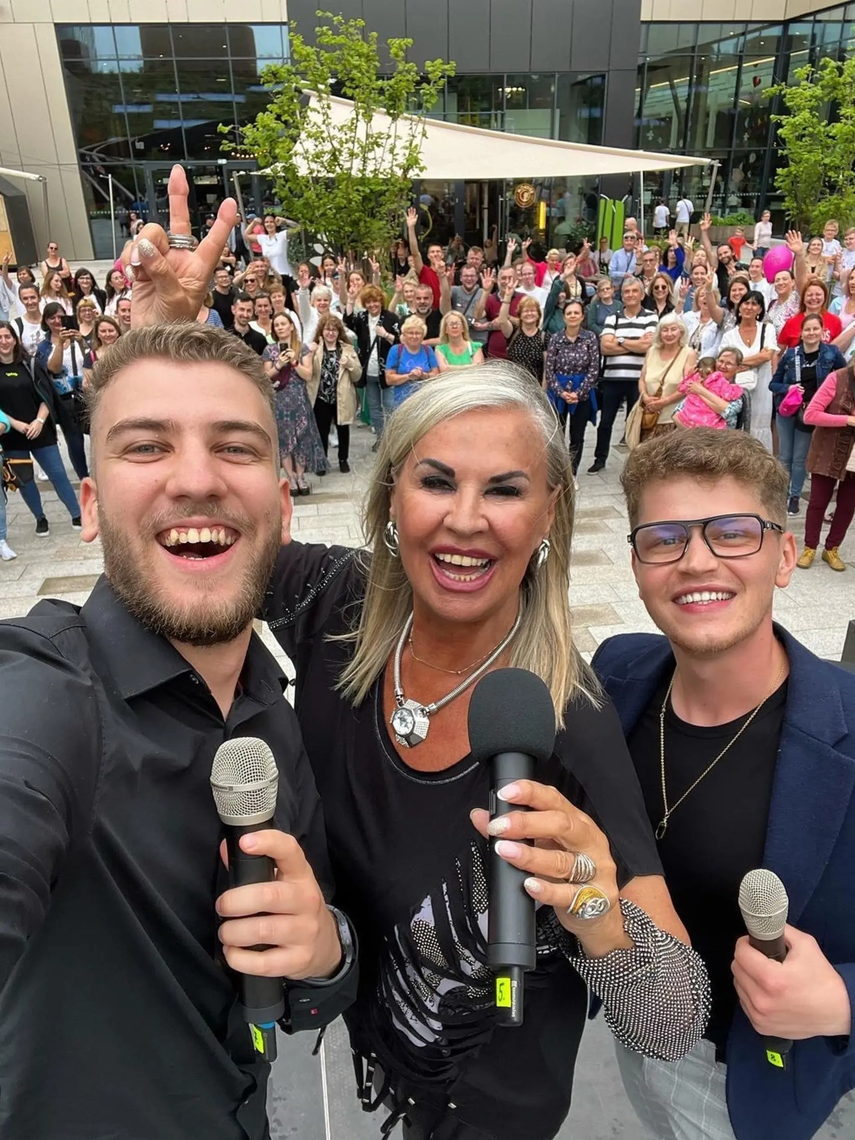 Samuel Procházka s Oliverom Oswaldom a Evou Mázikovou.