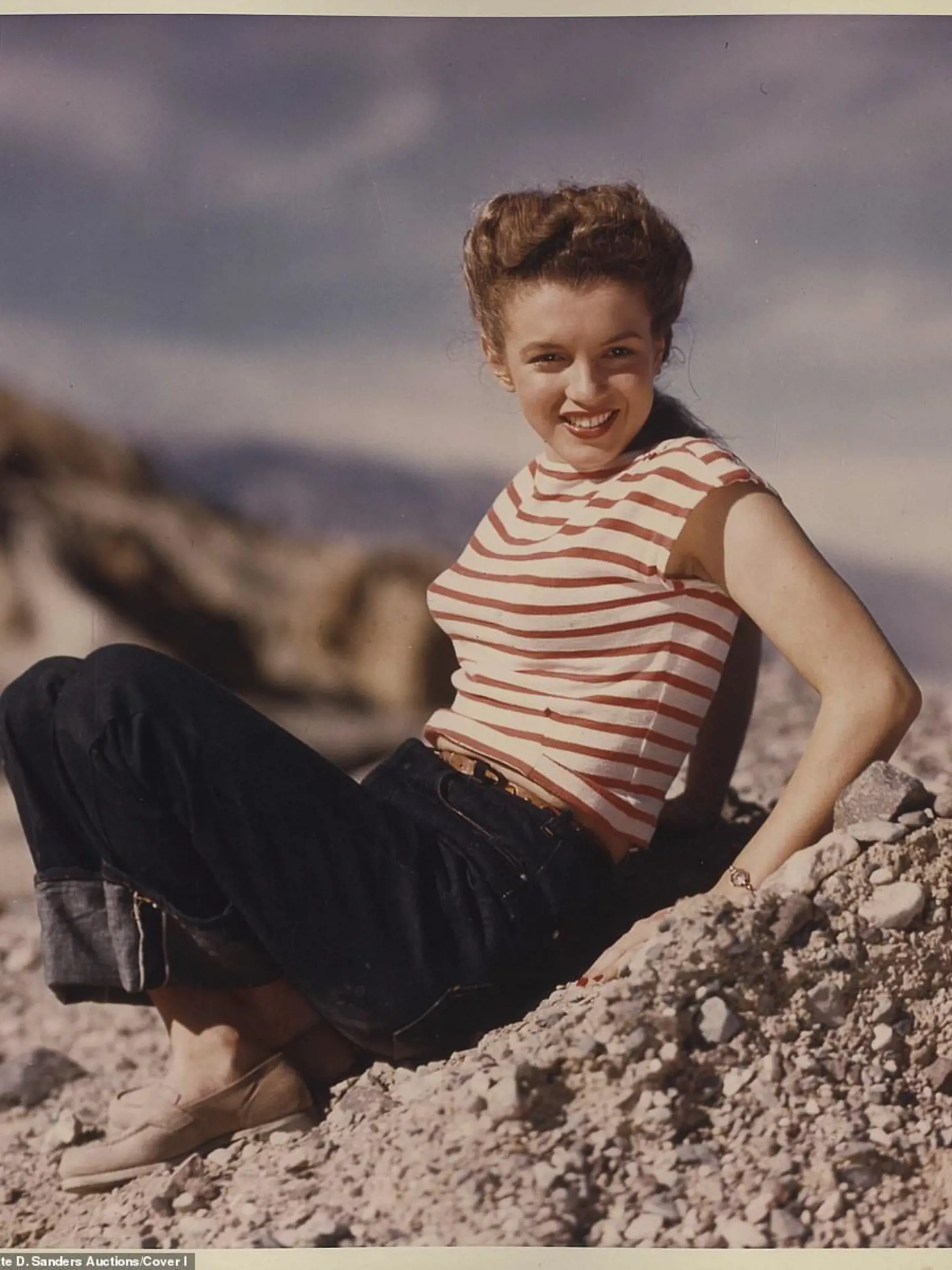 Fotografia Marilyn Monroe, ktorú urobil Andre de Dienes v roku 1945 počas jedného z ich prvých fotení. Jej cena začína na 800 dolároch.