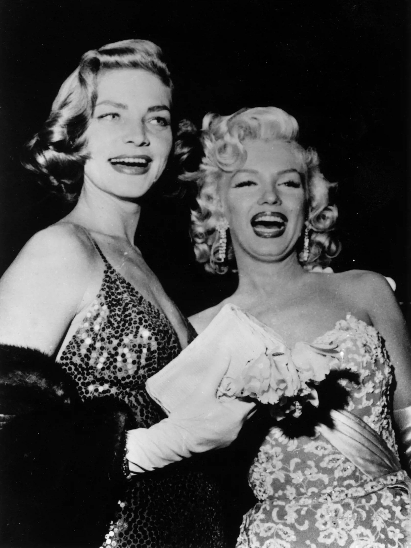 Hereča Lauren Bacall a Marilyn Monroe (vpravo) v roku 1954