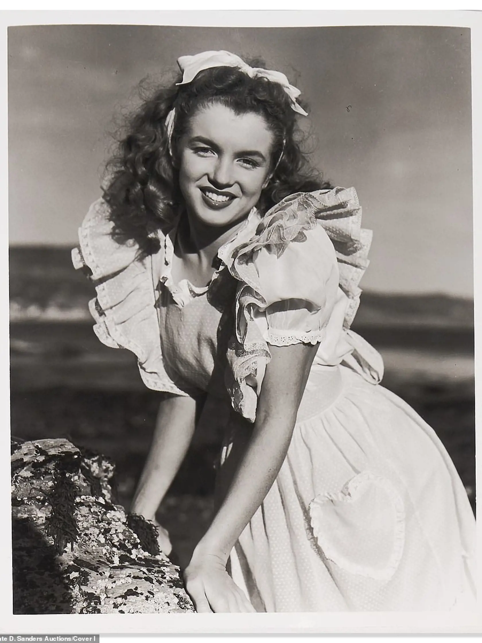 Ďalší záber na Marilyn Monroe, ktorý urobil Andre de Dienes v roku 1945 počas jedného z ich prvých fotení, keď bola Marilyn ešte známa ako Norma Jeane Baker.