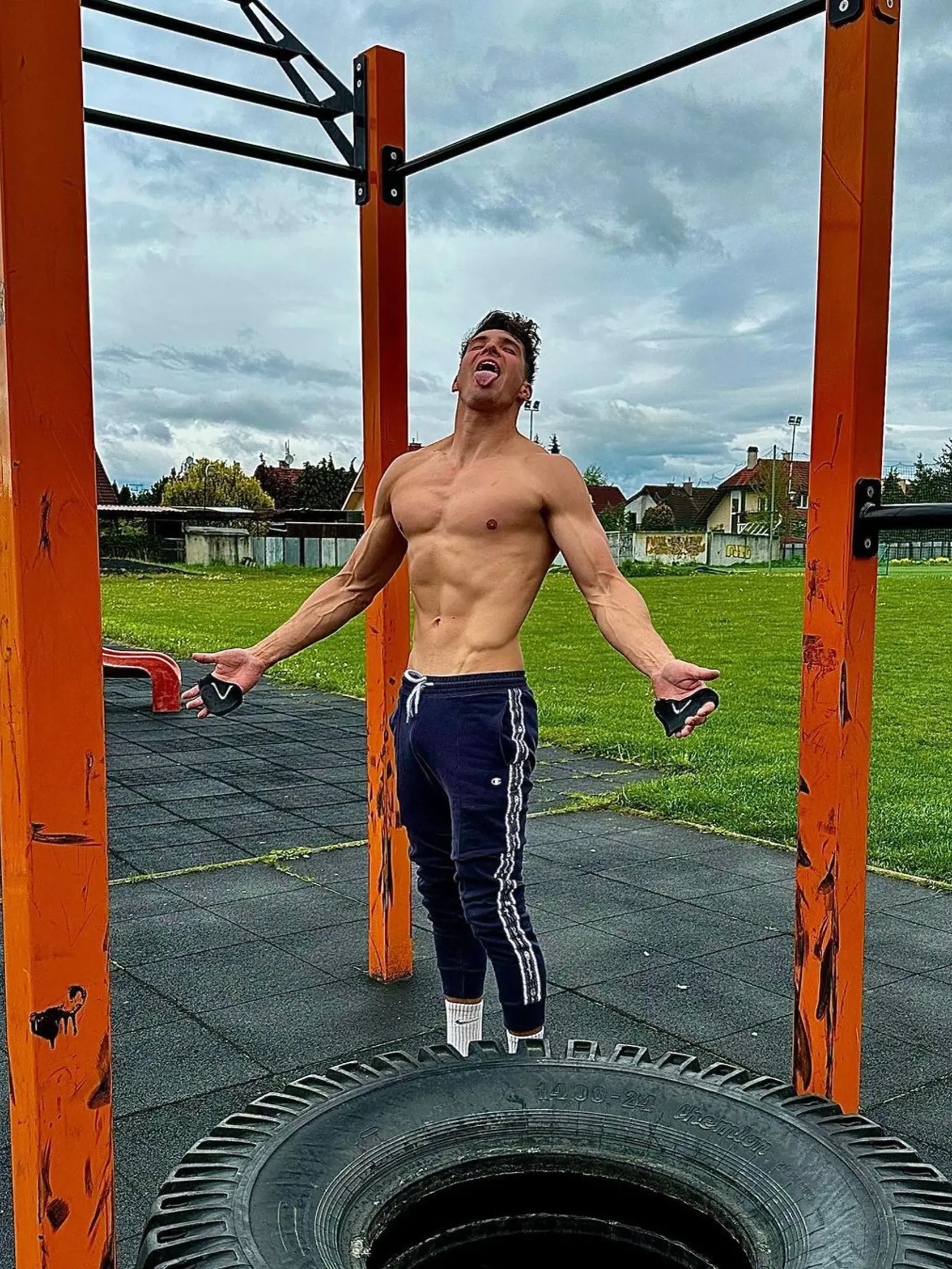 Tomáš ma vyšportované telo, je sa na čo pozerať.