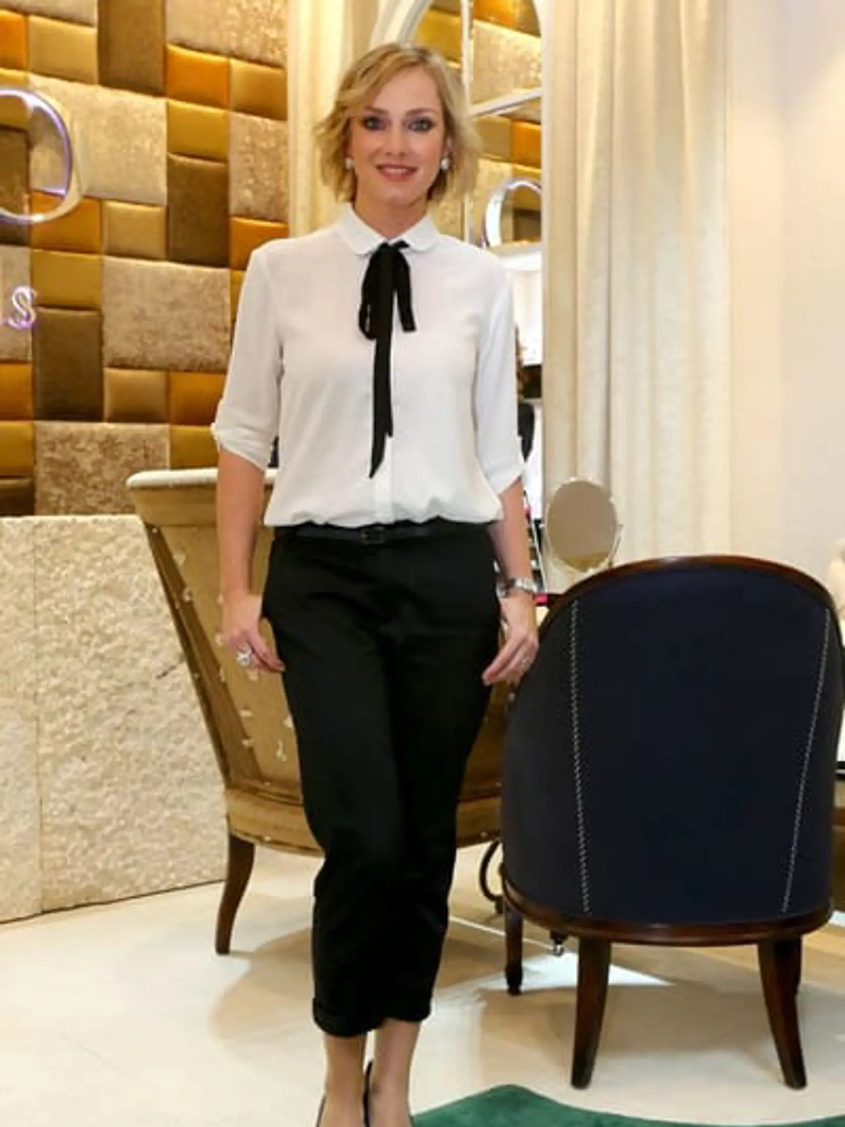Monika zvolila jednoduchú čierno-bielu kombináciu.
