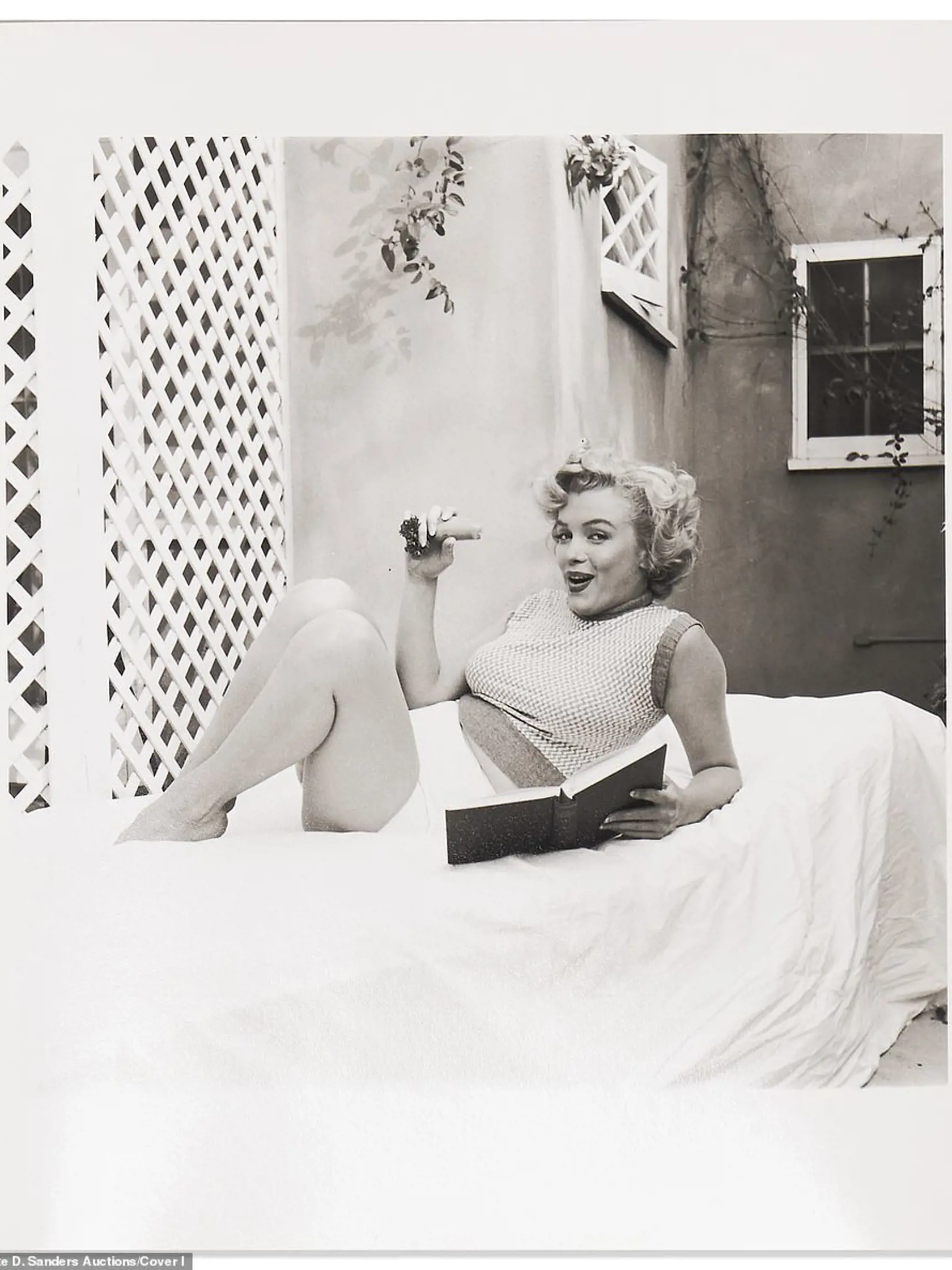 Čiernobiela fotografia Marilyn Monroe, ktorú zhotovil Andre de Dienes v hoteli Bel Air v roku 1953.