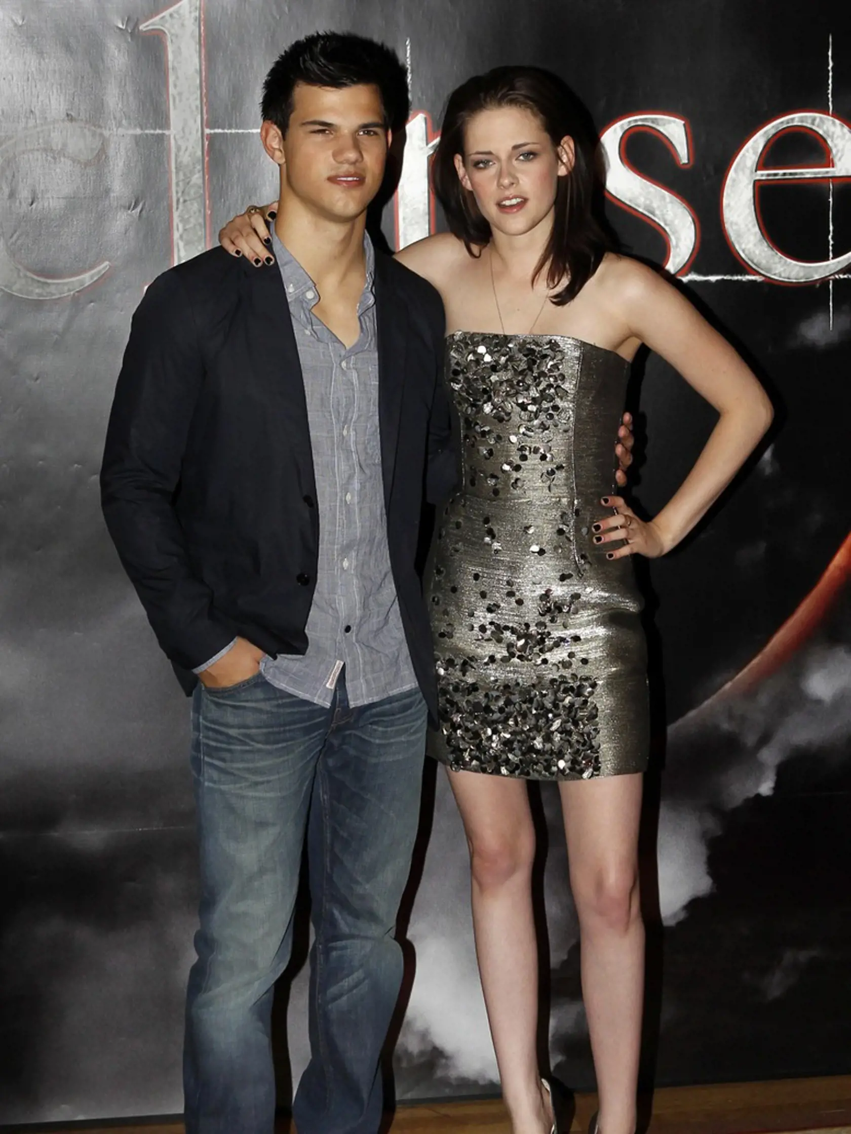 Séria Twilight pritiahla k obrazovkám milióny fanúšičiek. Dôvodom však nebol len nebezpečný upír Robert Pattinson, ale aj vlkolak Taylor Lautner, ktorý sa rovnako usiloval o srdce krásnej Belly (Kristen Stewart).
