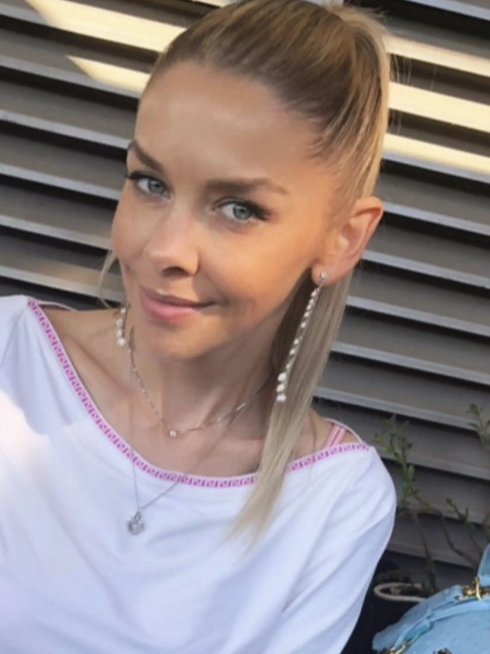 Eva Varholíková sa prezentuje na sociálnej sieti ako naivka. Pritom mnohí si myslia, že práve ona tragickou nehodou ktorú zavinila, priniesla rodinu do finančných problémov.