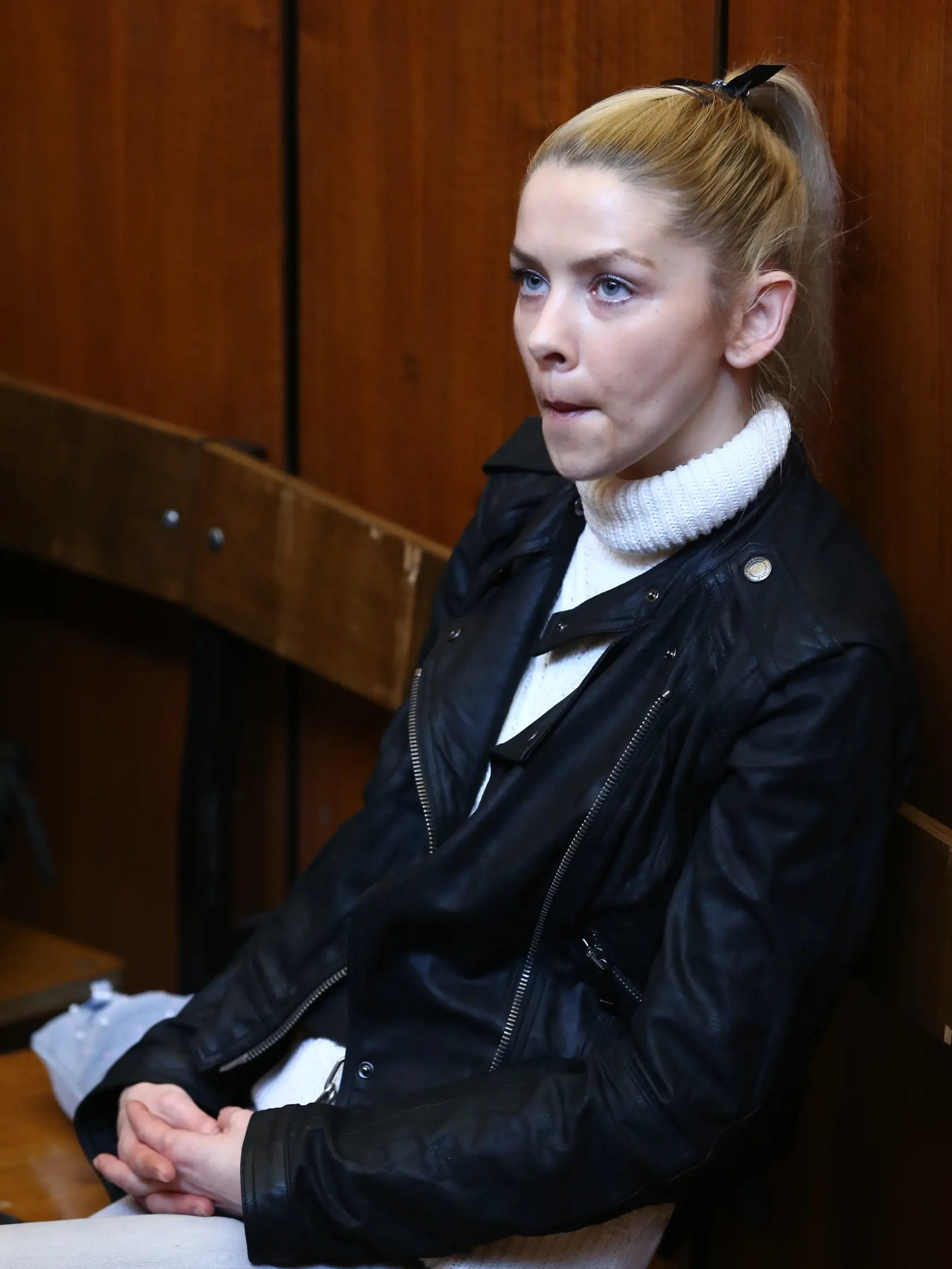 Pokračovanie súdneho procesu s Evou Rezešovou Varholíkovou v Budapešti, ktorá je obvinená so zavinenia dopravnej nehody pri ktorej prišli o život štyria občania Maďarska. Vypovedať prišiel aj Rezešovej exmanžel Erik Fischer. Takto sa Eva tvárila počas jeho výpovede. (archív)