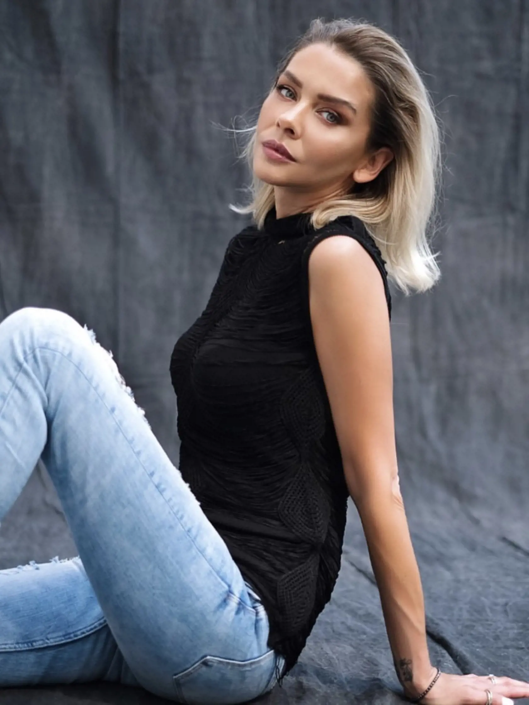 Eva Varholíková sa prezentuje na sociálnej sieti ako naivka.