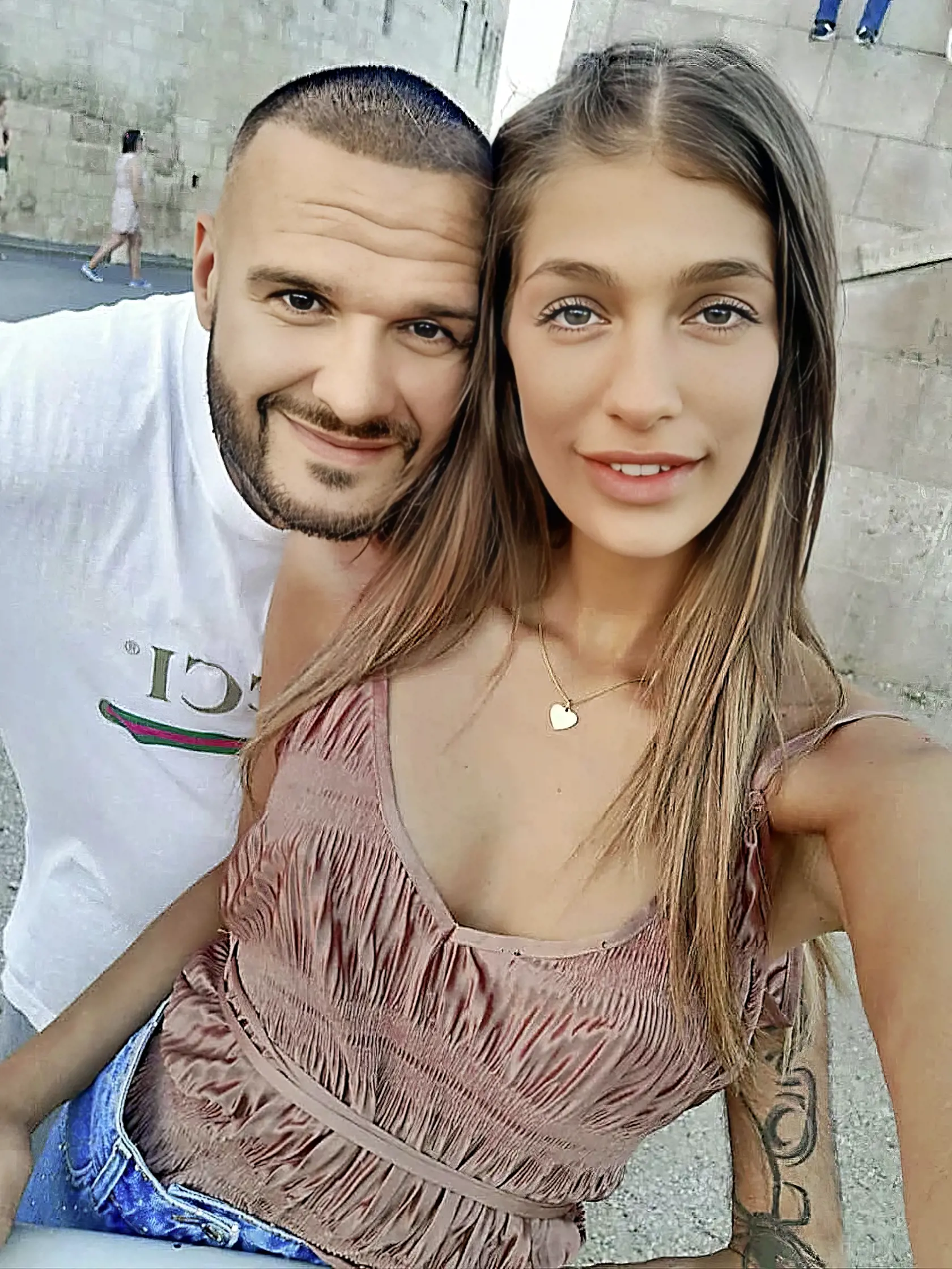 JASMINA hovorí, že je starostlivá manželka a vždy sa snaží, aby bolo o manžela a syna Sanela nadmieru postarané. 