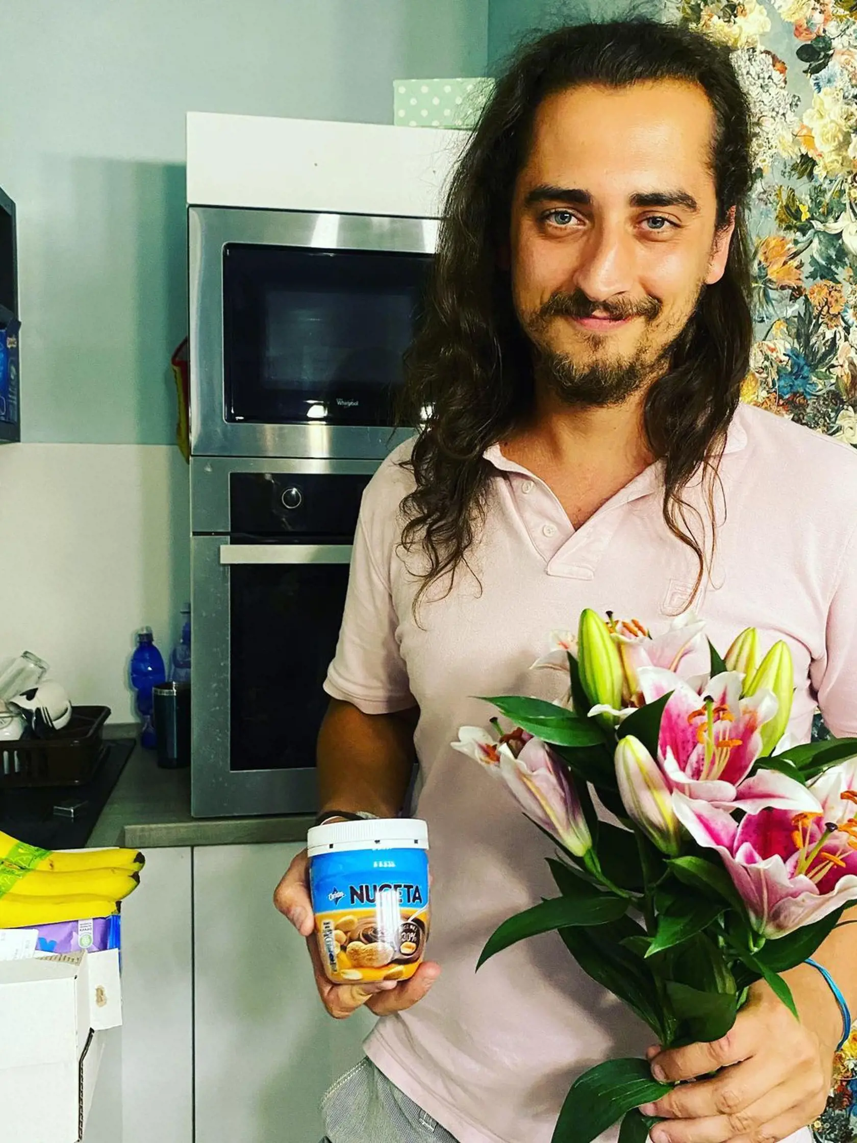 Natáliin partner Michal - vraj ho poslal kúpiť niečo dobré k filmu a prišiel aj s kyticou.
