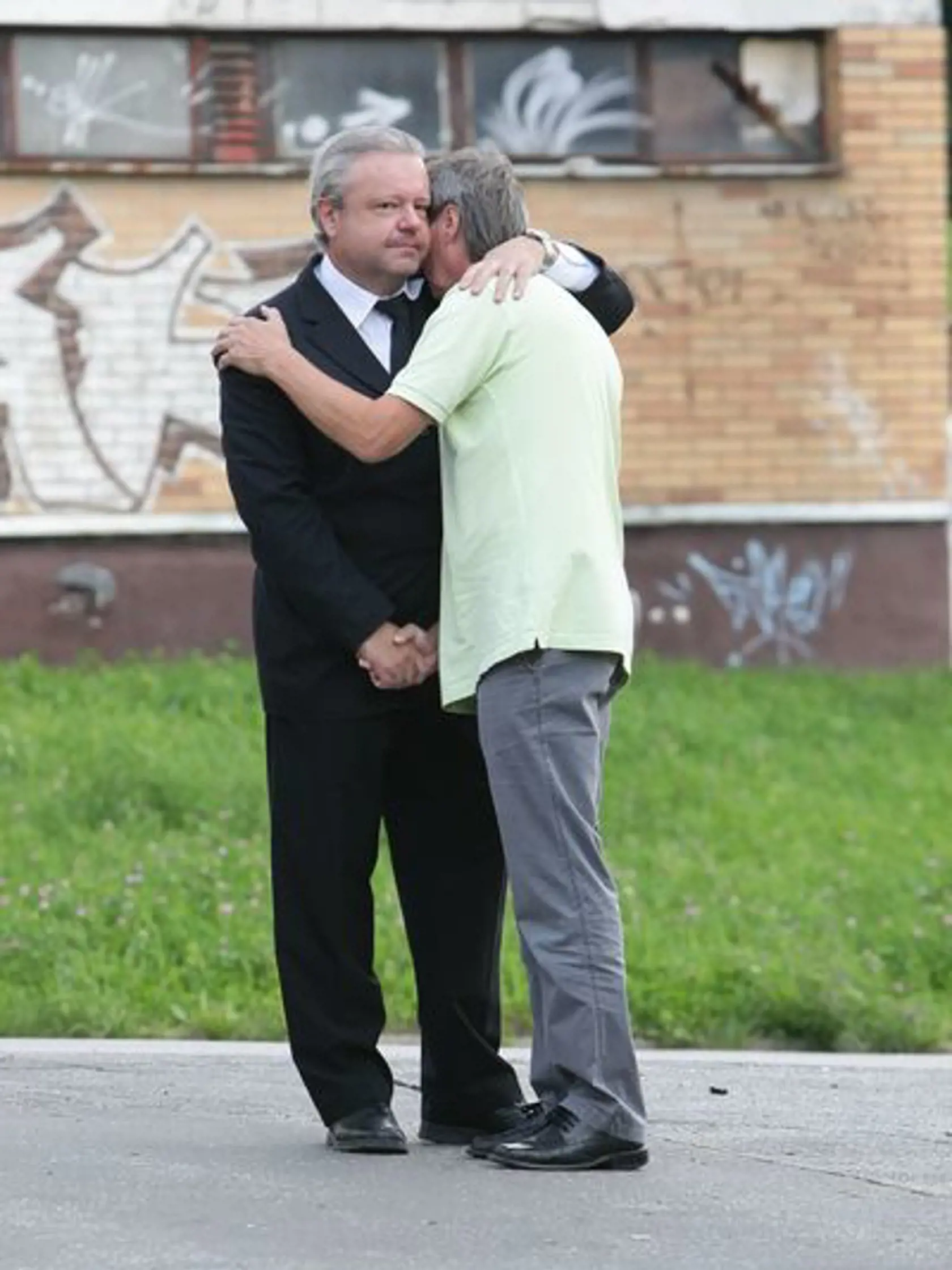 Zronený Mirov otec (vpravo).