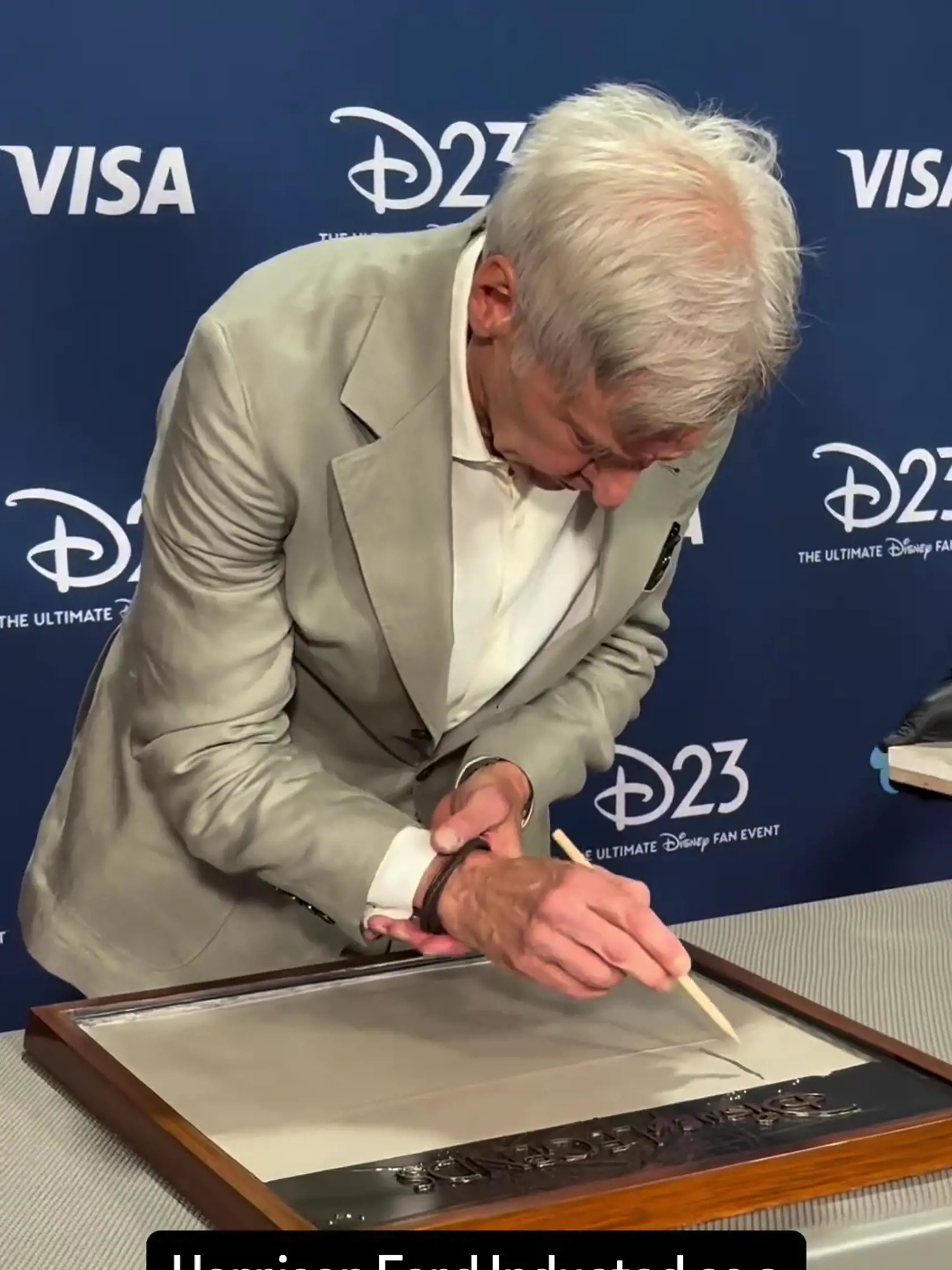 Harrison Ford získal cenu Legenda Disney. Pri podpisovní tabuľky so svojmi odtlačkami rúk, si fanúšikovia všimli detail, ktorý ich znepokojil. Herec si ruku, s ktorou písal, musel podoprieť druhou.