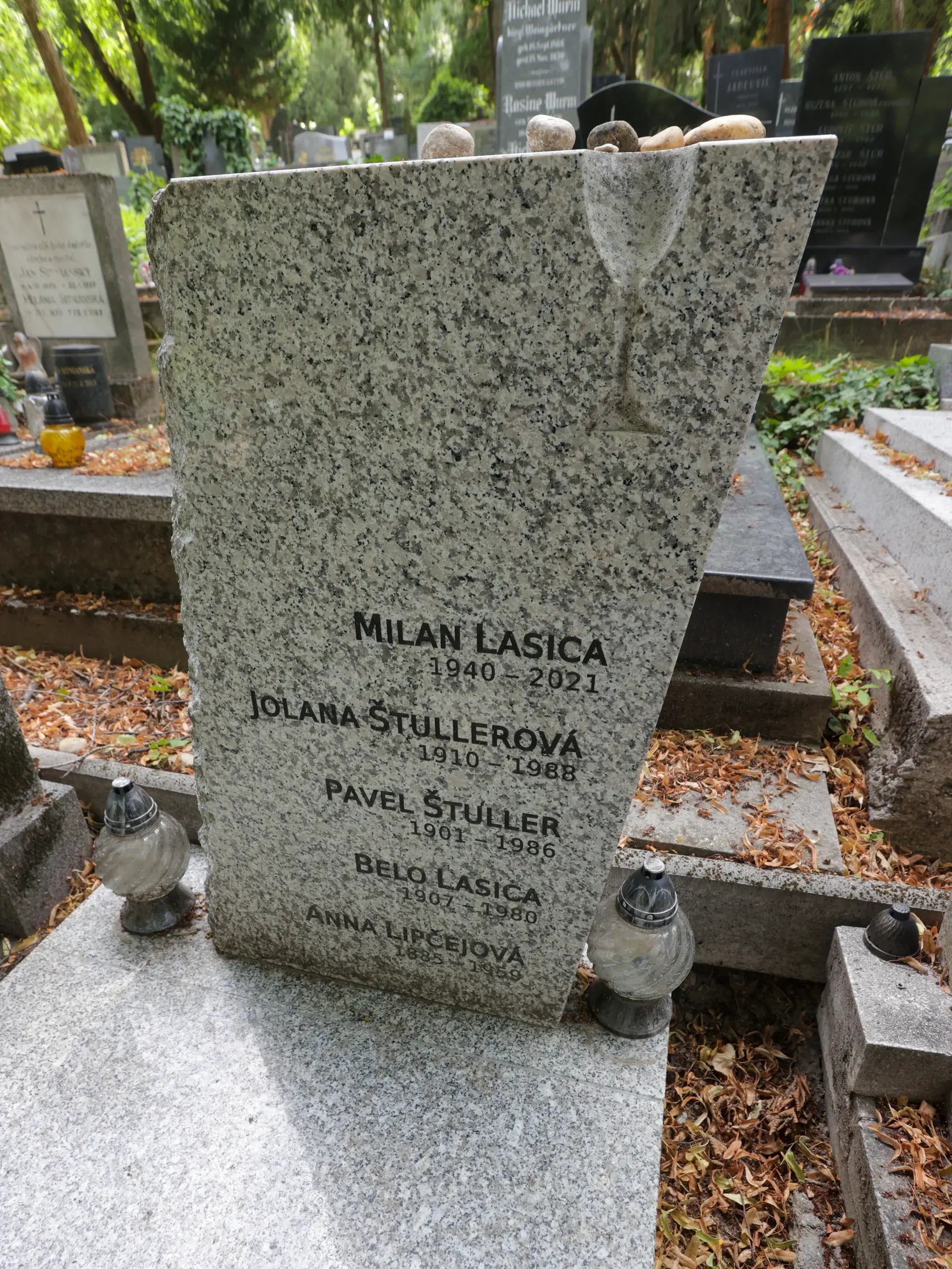 Od smrti Milana Lasicu ubehli 18. júla 2024 presne tri roky. Jeho hrob zíva prázdnotou. Hore sú voľne položené tieto kamienky.