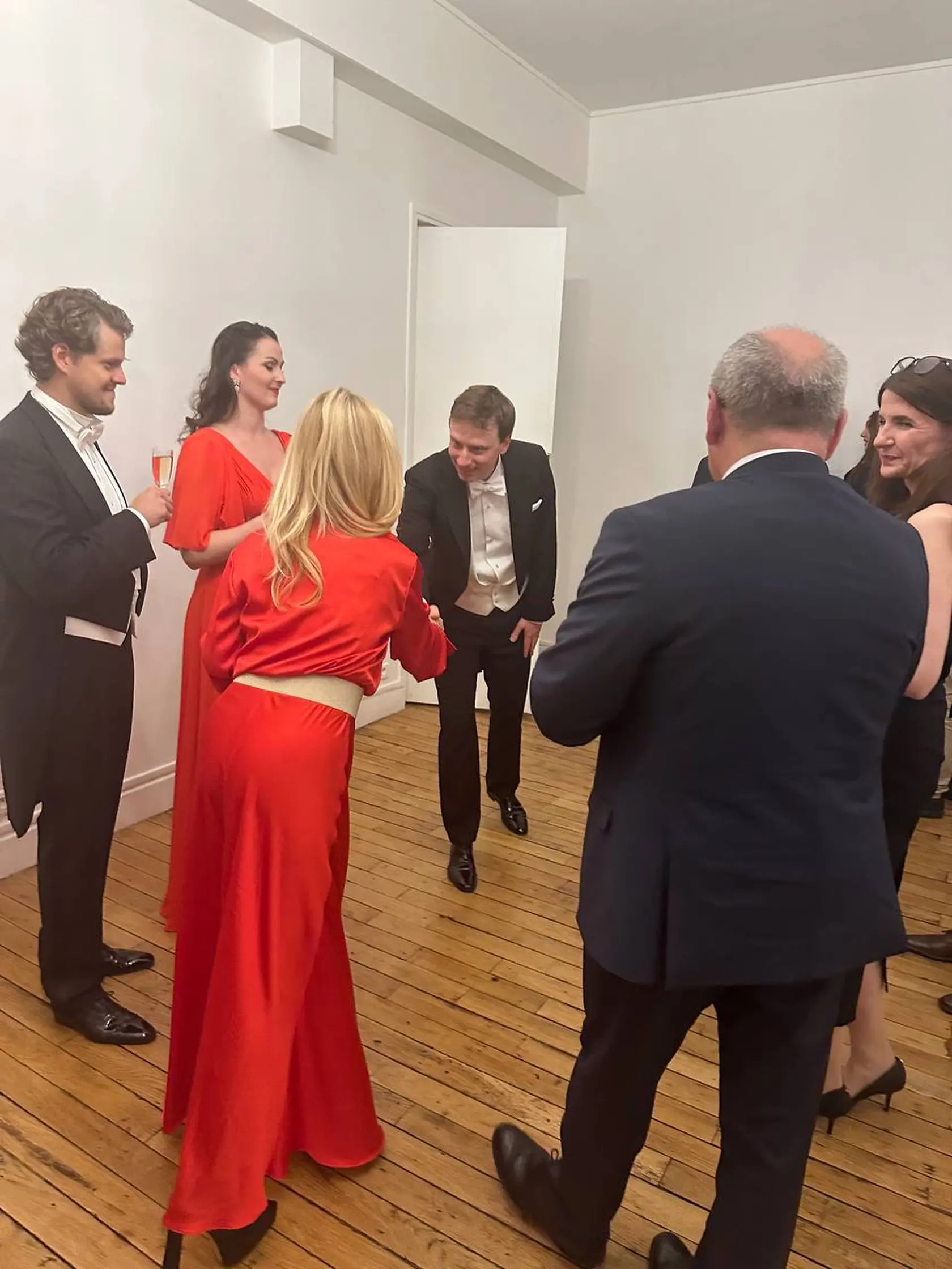 Ministerka kultúry Martina Šimkovičová (nom. SNS) na koncerte pri príležitosti ukončenia 2. svetovej vojny, ktorý organizoval Slovenský inštitút v Paríži s podporou jej rezortu. V Paríži sa ukázala v červených dlhých šatách. 