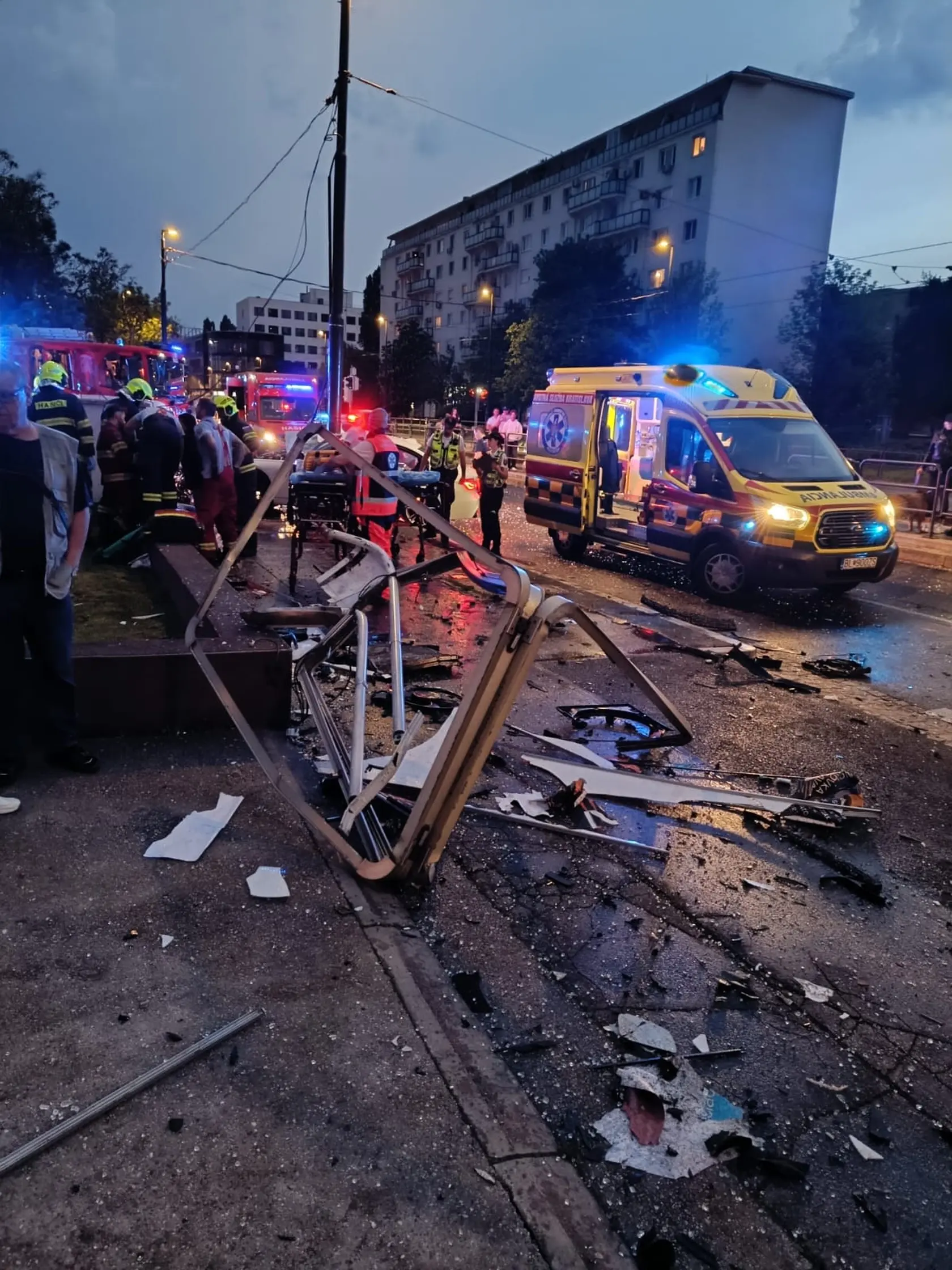 Na križovatke ulíc Račianska a Riazanská v Bratislave sa dnes v noci stala vážna dopravná nehoda. Osobné vozidlo značky BMW narazilo do stĺpa verejného osvetlenia. Predná časť auta je takmer úplne zničená.
