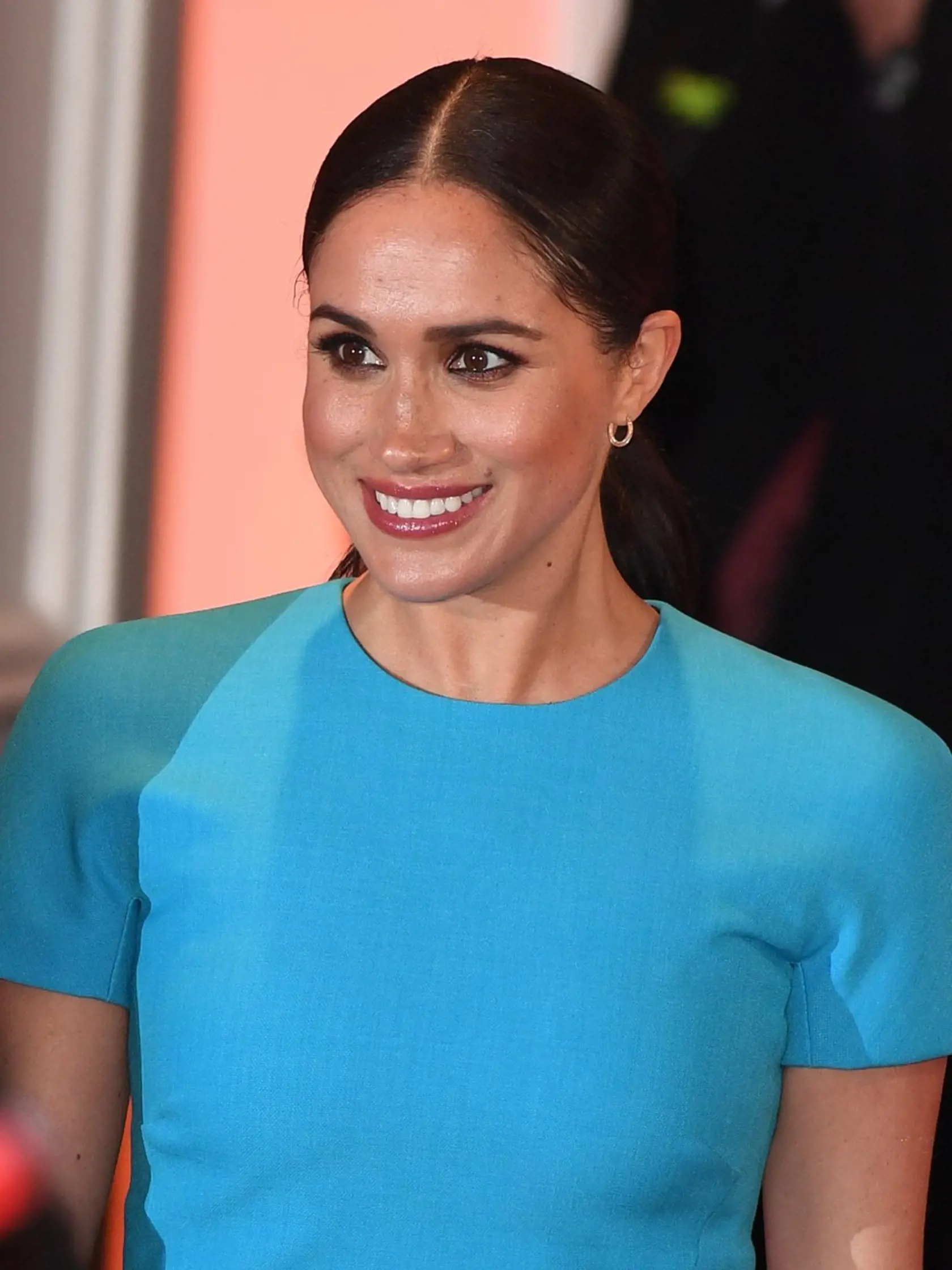 Meghan sa po odchode z kráľovskej rodiny začala výraznejšie líčiť.