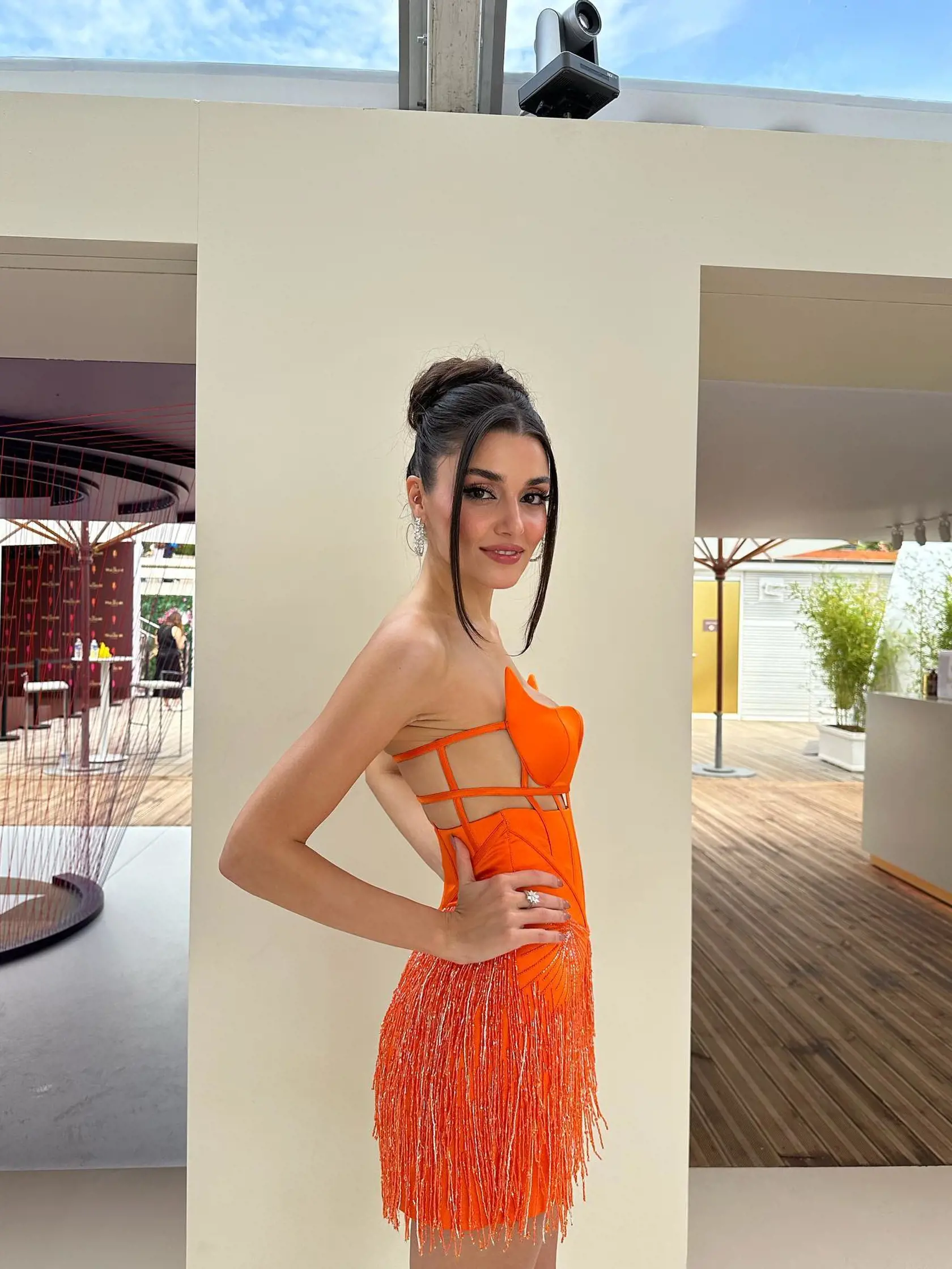 Hande Erçel odvaha rozhodne nechýba. Oranžové šaty mali poriadne hriešny výstrih a mini strih. Vynikla tak jej postavička, štíhle nôžky aj prsia.