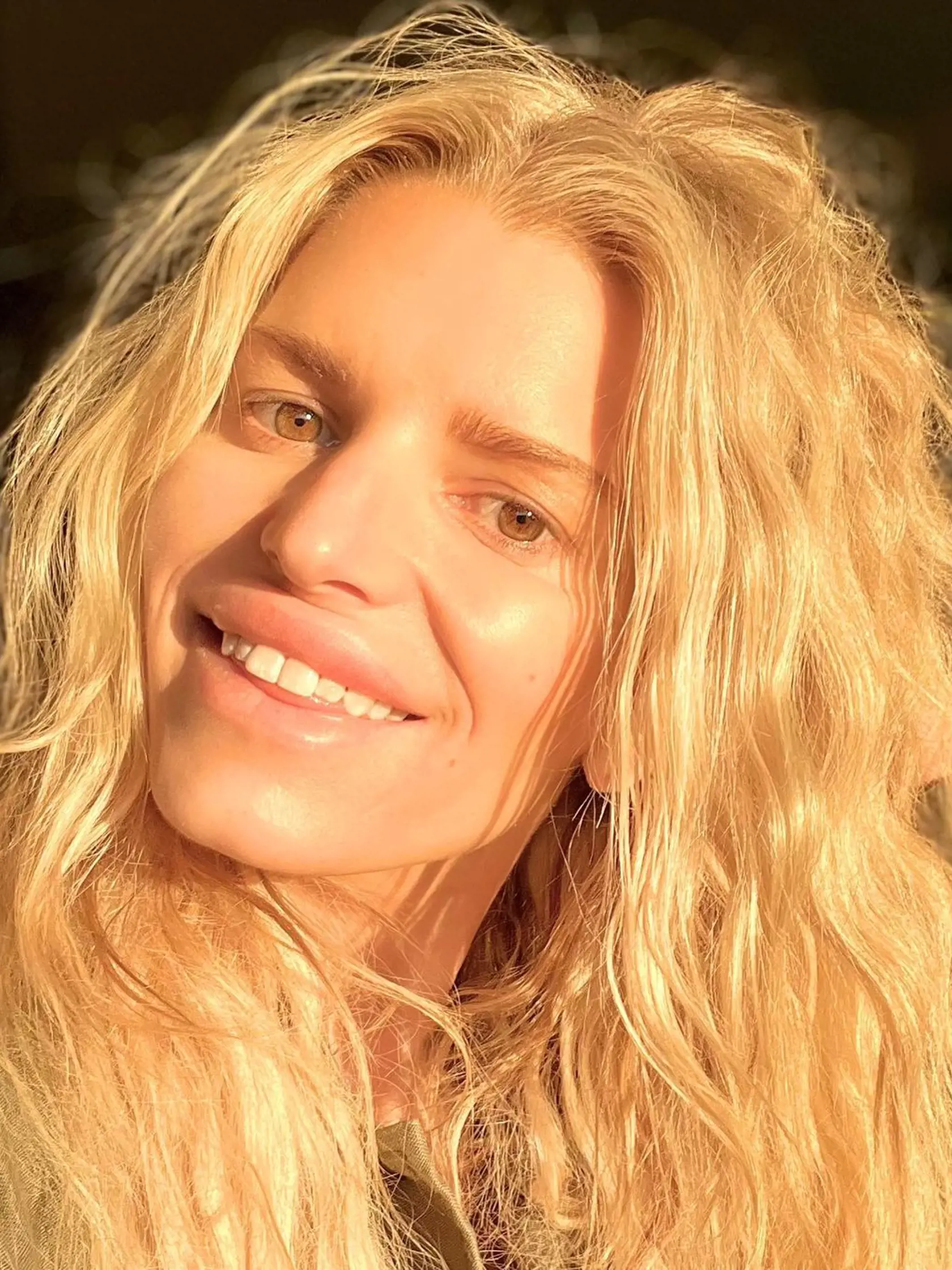 Jessica Simpson bez make  upu