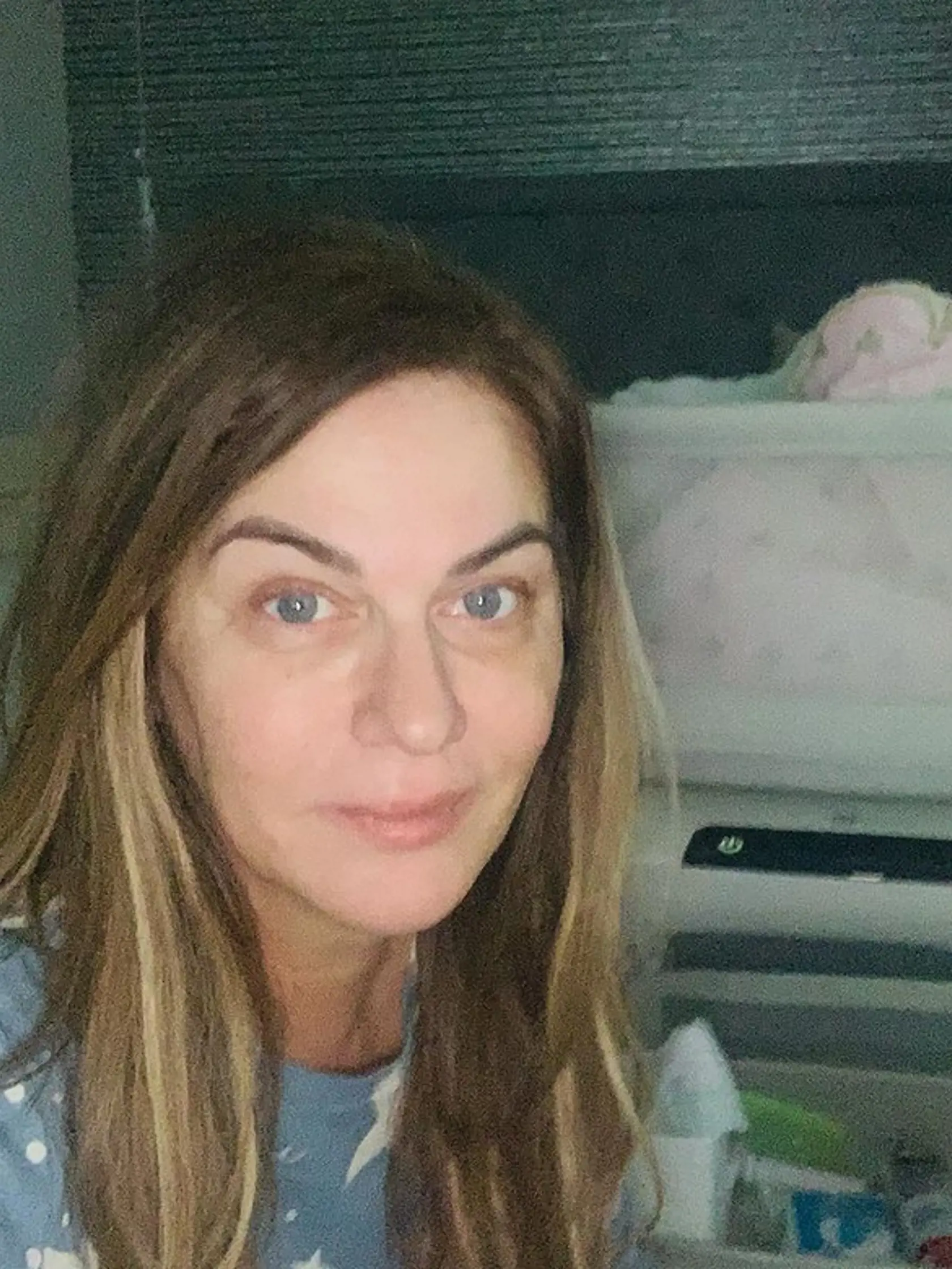 ,,Poznáte to, je 3:54 dieťa, buď hladné, alebo počurkané, alebo proste “len tak” plače v postieľke a VY hráte so svojou polovičkou hru na tichú výdrž, že kto to prvý z vás vzdá a vstane z postele, aby to vyriešil. V tejto disciplíne zatiaľ prehrávam a vzdávam to prvá väčšinou ja. Môj muž mi potom ráno s prekvapeným výrazom povie ‚,To fakt? Ani som ju nepočul". Ale zas, prinesie mi každé ráno raňajky do postele,"vysvetlila vtipne Monika. Mamičky jej dali za pravdu, vraj to je taká mužská taktika.