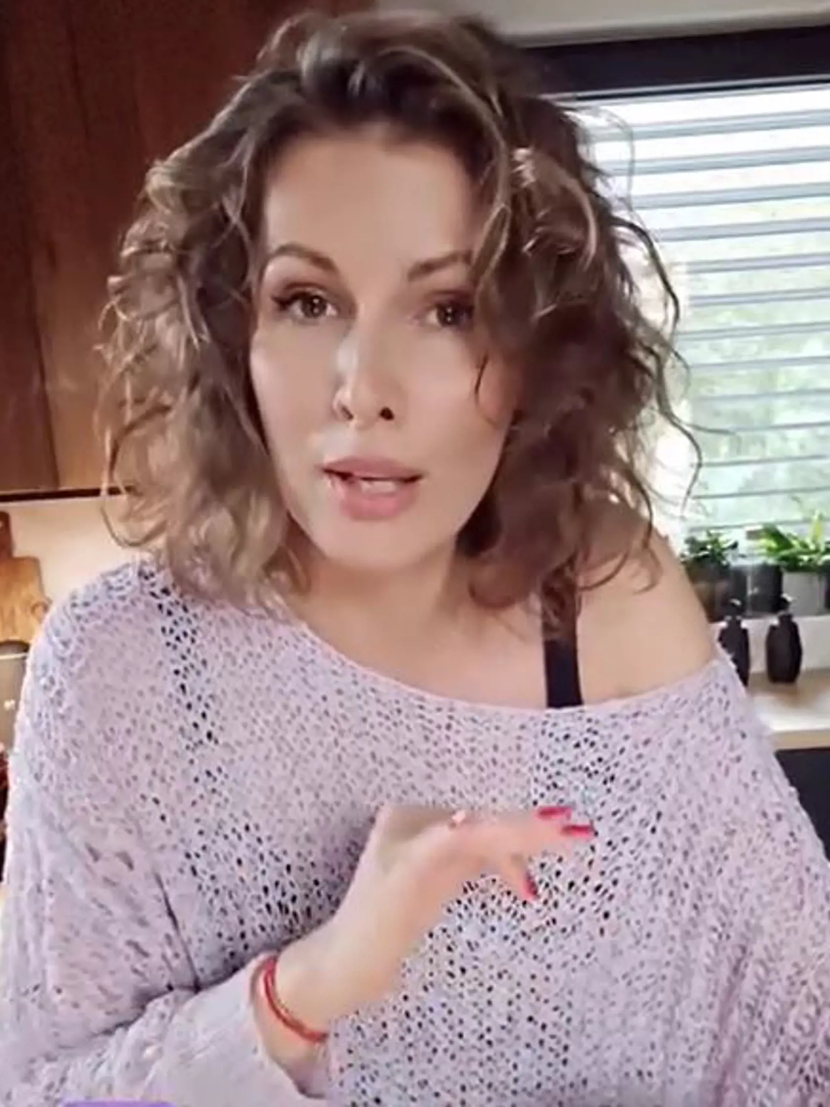 Miriam Kalisová má na hausbóte kuchyňu v kombinácii dreva a čiernej farby.