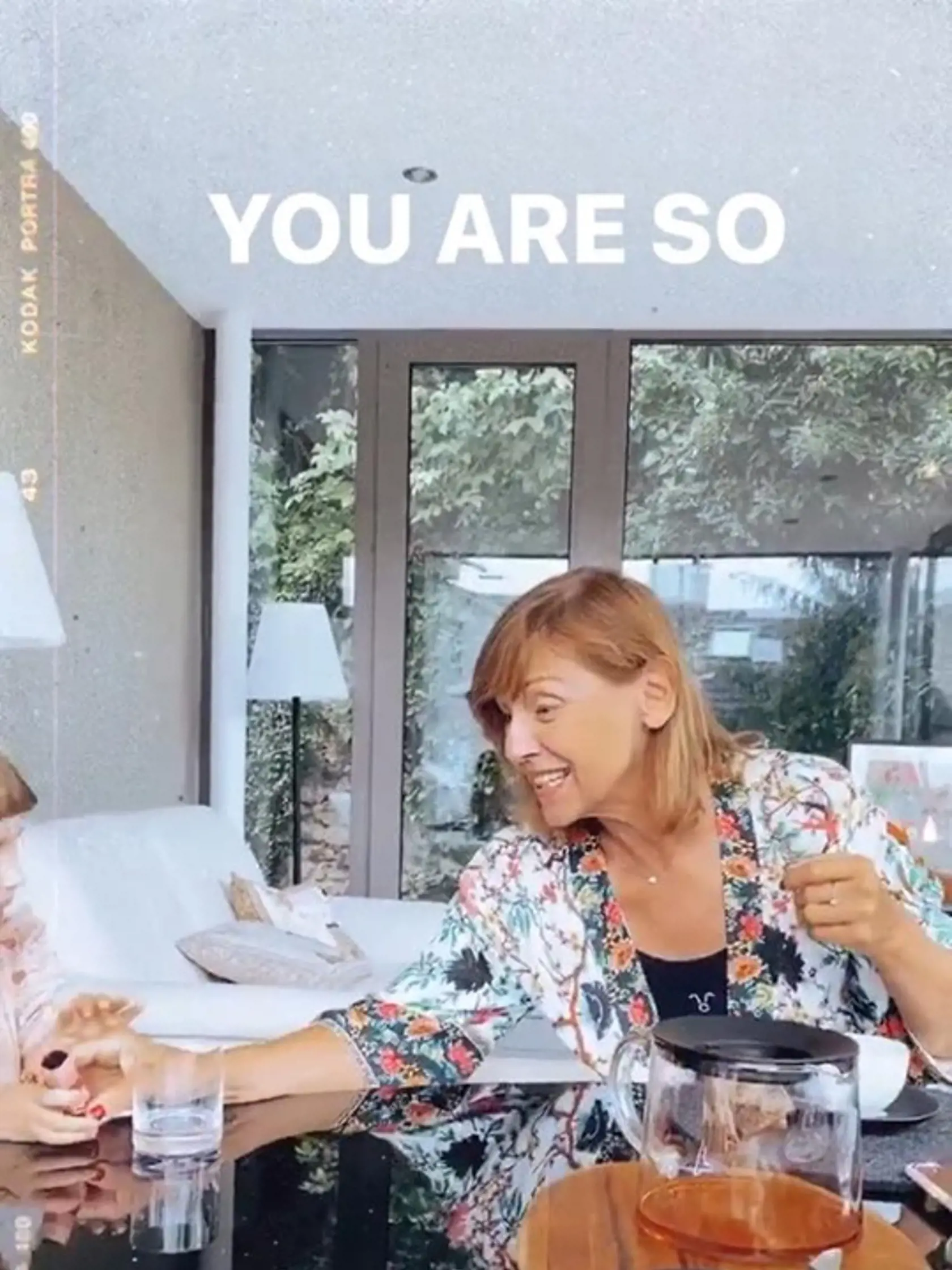 Alena Heribanová sa doma pýši lesklým čiernym stolom, na ktorom nemôže chýbať denná tlač.