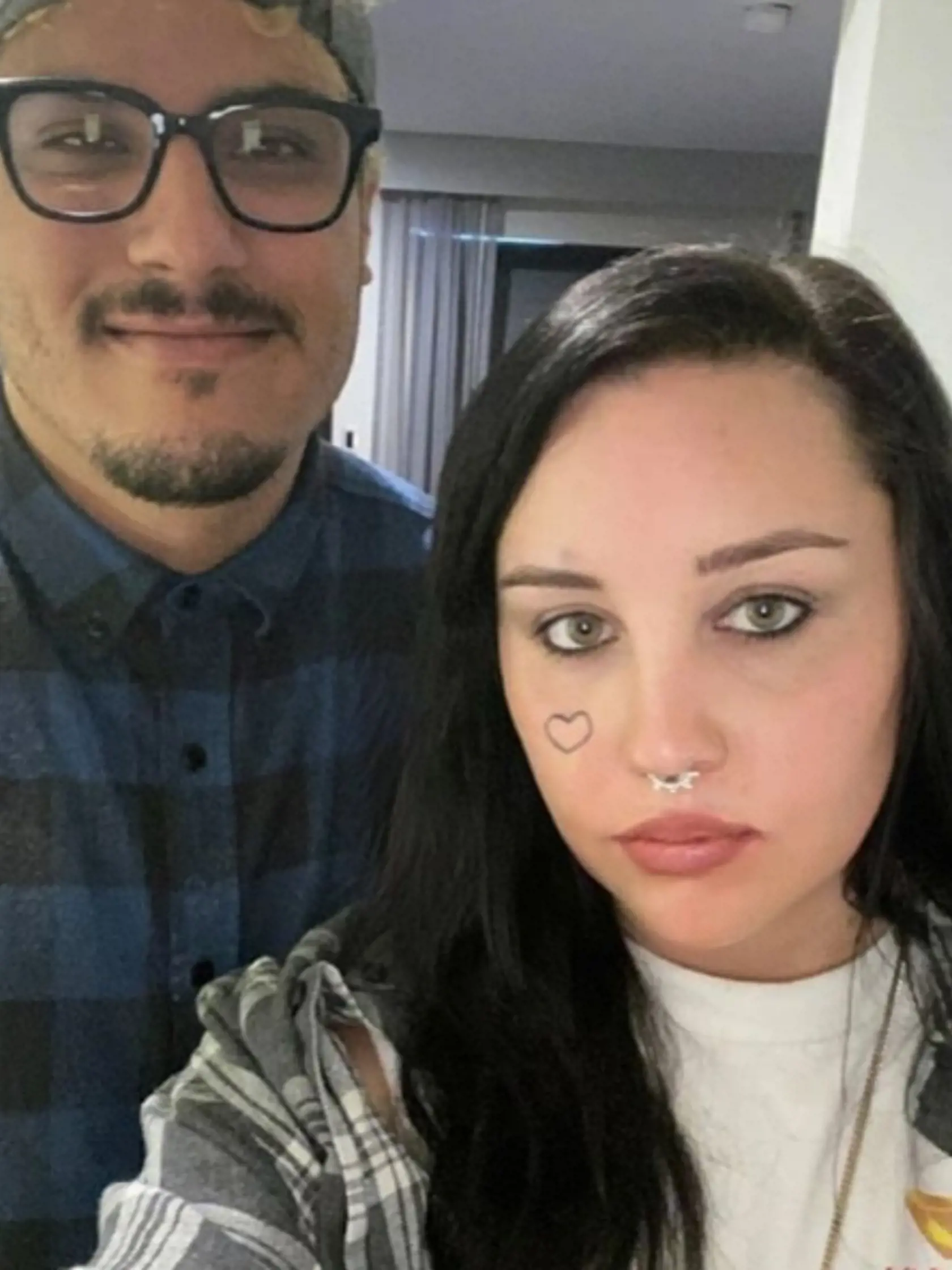 33-ročná americká herečka Amanda Bynes je zasnúbená sa Paulom Michaelom, s ktorým sa zoznámila v liečebni.