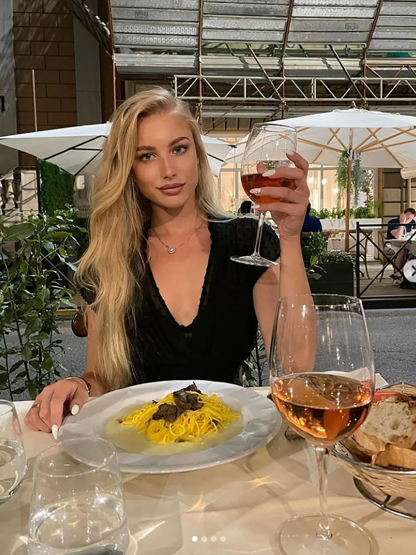 ROVNAKÝ ZÁBER Pred pár dňami sa fotografiou z dovolenky pochválila aj Kollárova dcéra Alexandra. Podľa pozadia vidieť, že si užíva vo vile, kde bola i Heringhová.