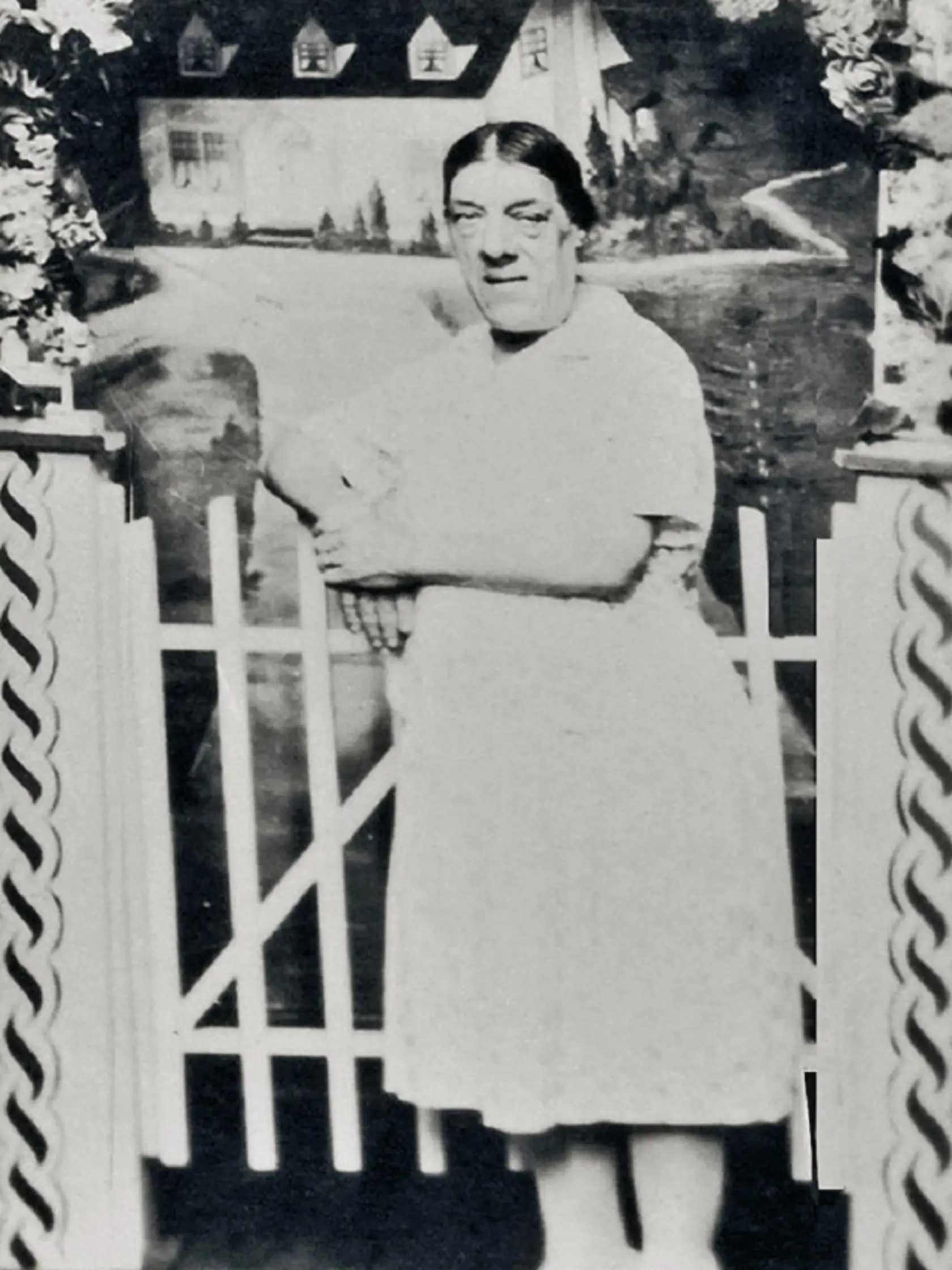Mary sa musela pretĺkať životom a uživiť svoje deti. Pracovať ako zdravotná sestra ďalej nemohla, tak využila svoj zjav a pridala sa k cirkusu. Neskôr dokonca spolupracovala s legendárnym Harrym Houdinim ako atrakcia ,,najškaredšej ženy“.