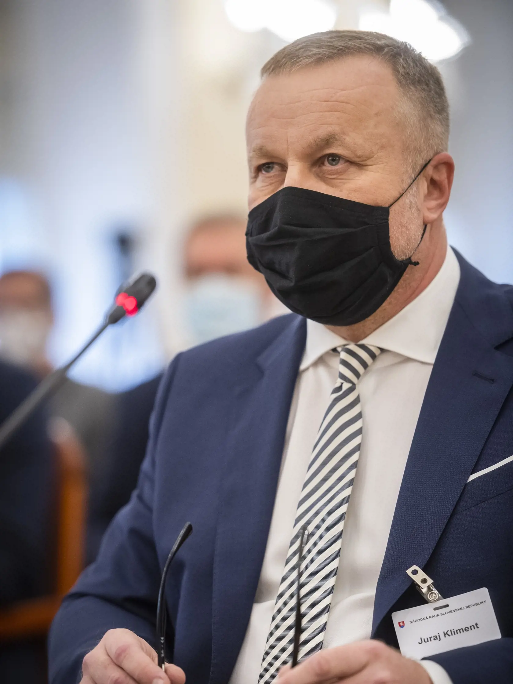 V odôvodnení uznesenia nadriadený súd prikázal sudcovi pre prípravné konanie rozhodnúť o finančnej záruke v intenciách predchádzajúceho uznesenia z 3.mája 2017. Prečo sudca pre prípravné konanie rozhodol o prijatí finančnej záruky a prepustení obvineného Ing. Ľubomíra Kudličku na slobodu a prečo intervenujúca prokurátorka nepodala sťažnosť, je predmetom dokazovania v trestnej veci obvineného JUDr. Dušana Kováčika, PhD," uviedol Kliment ďalej. 
FOTO TASR - Jaroslav Novák