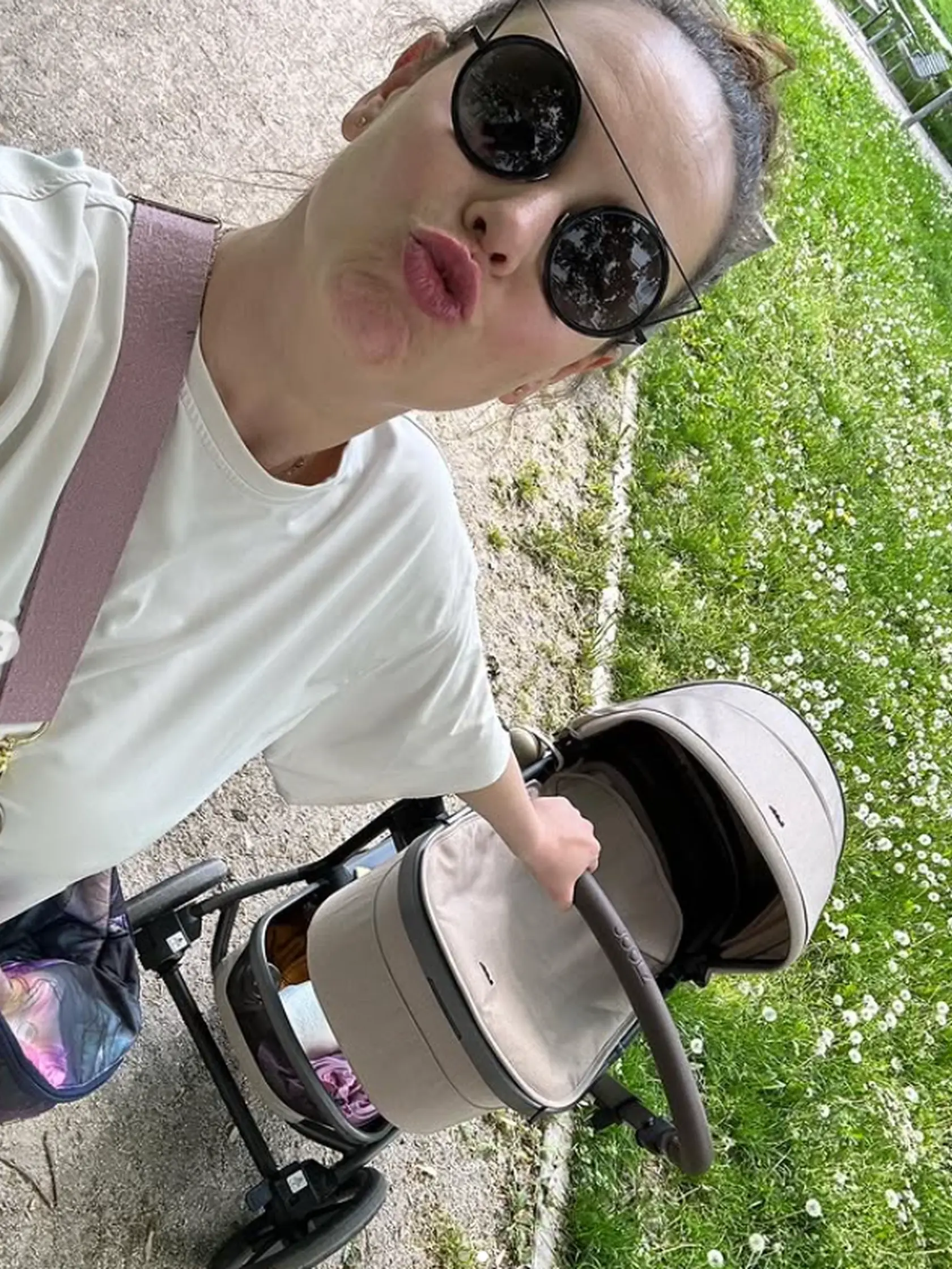 Dominika Kavaschová sa ako novopečená mamička vybrala do mesta na prechádzku so svojím malým chlapčekom. Pri tejto príležitosti sa s fanúšikmi podelila o rozkošné zábery zo svojej prechádzky. Tak predsa je pravda, čo všetci hovorili – že deti dokážu naplniť život radosťou a šťastím. Je jasné, že pri svojom synčekovi celá žiari a je šťastná, čo je na jej výraze a radostnej atmosfére úplne cítiť!