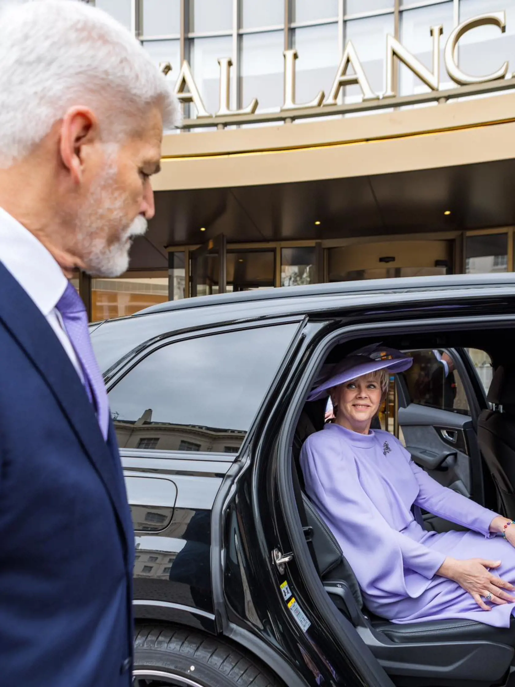 Prvá dáma Česka Eva Pavlová stále viac a viac prekvapuje svojim šatníkom. Noblesou a eleganciou dokonca často krát pripomína Brigitte Macron a pri pohľade na najnovšie fotografie jej kúskov nám nezostáva nič iné, len súhlasiť.