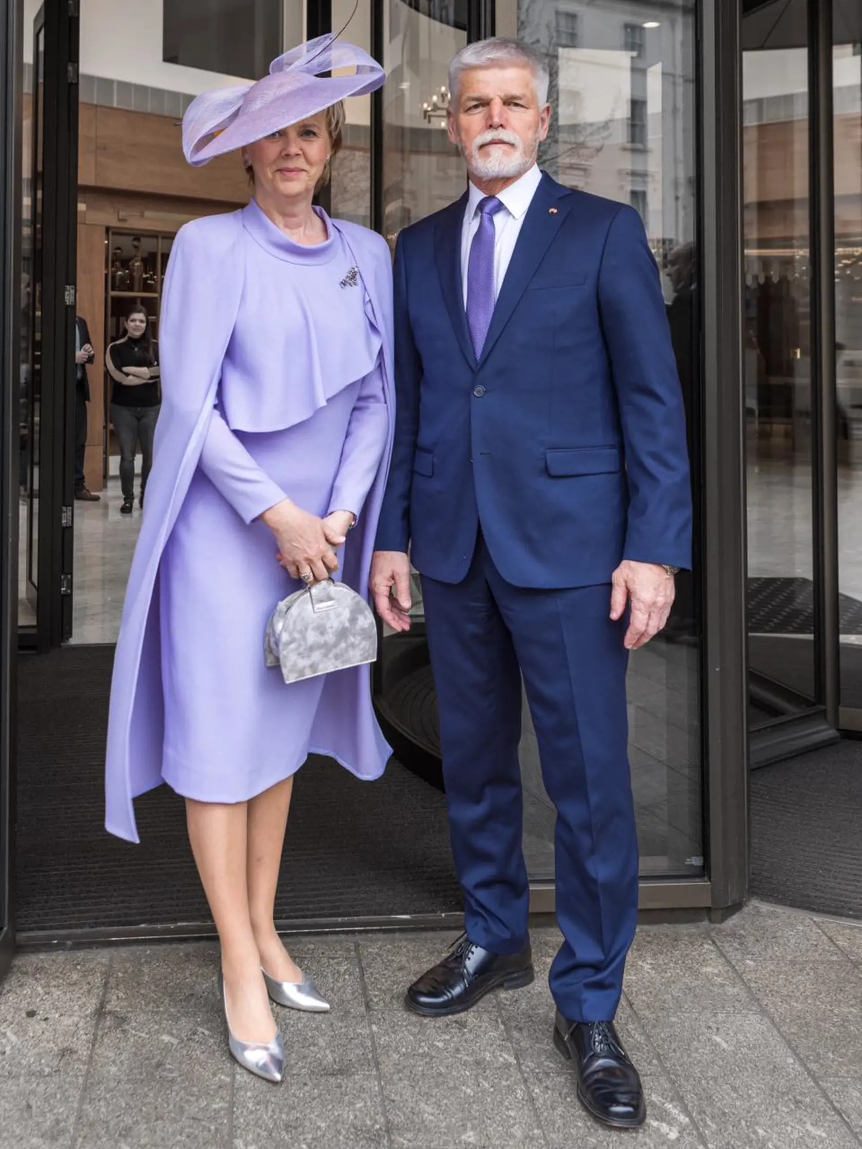 Prvá dáma Česka Eva Pavlová stále viac a viac prekvapuje svojim šatníkom. Noblesou a eleganciou dokonca často krát pripomína Brigitte Macron a pri pohľade na najnovšie fotografie jej kúskov nám nezostáva nič iné, len súhlasiť.
