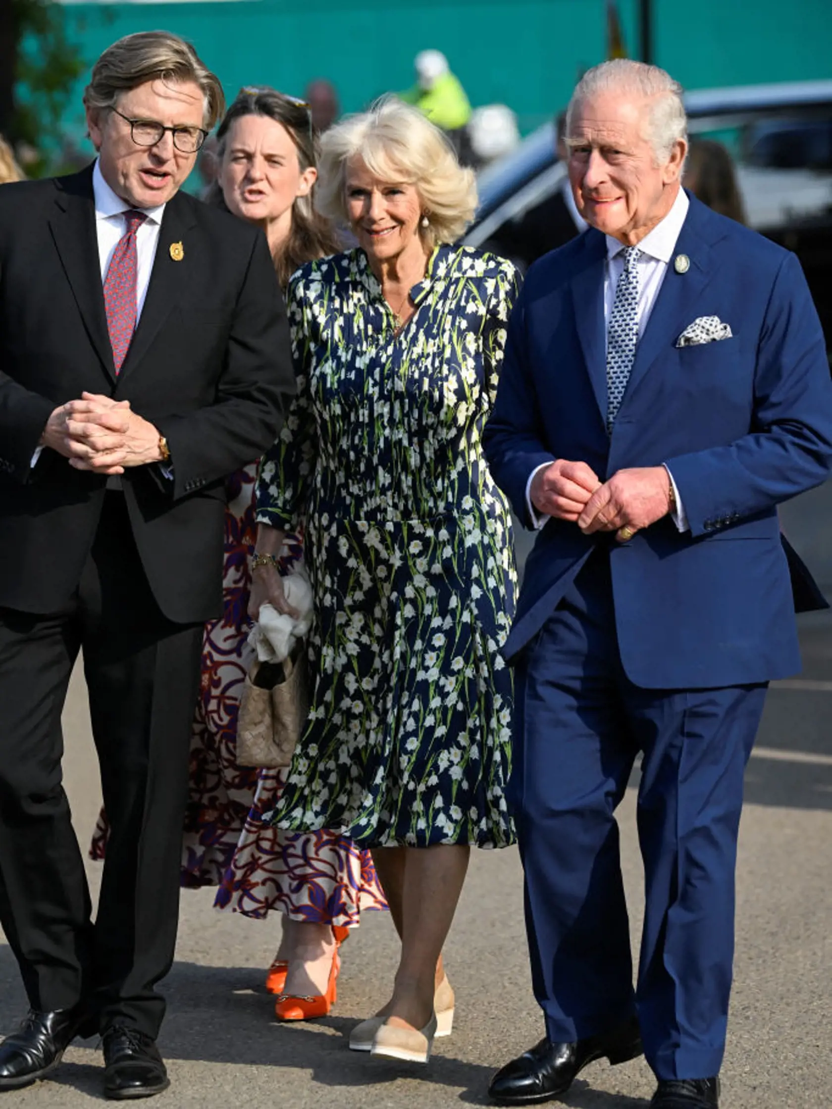 Kráľ Karol III. a Camilla absolvovali samostatné prehliadky niektorých záhrad, pričom kráľ prezradil, že hľadá rastliny, ktoré by nahradili tie, ktoré jedli králiky v Highgrove.